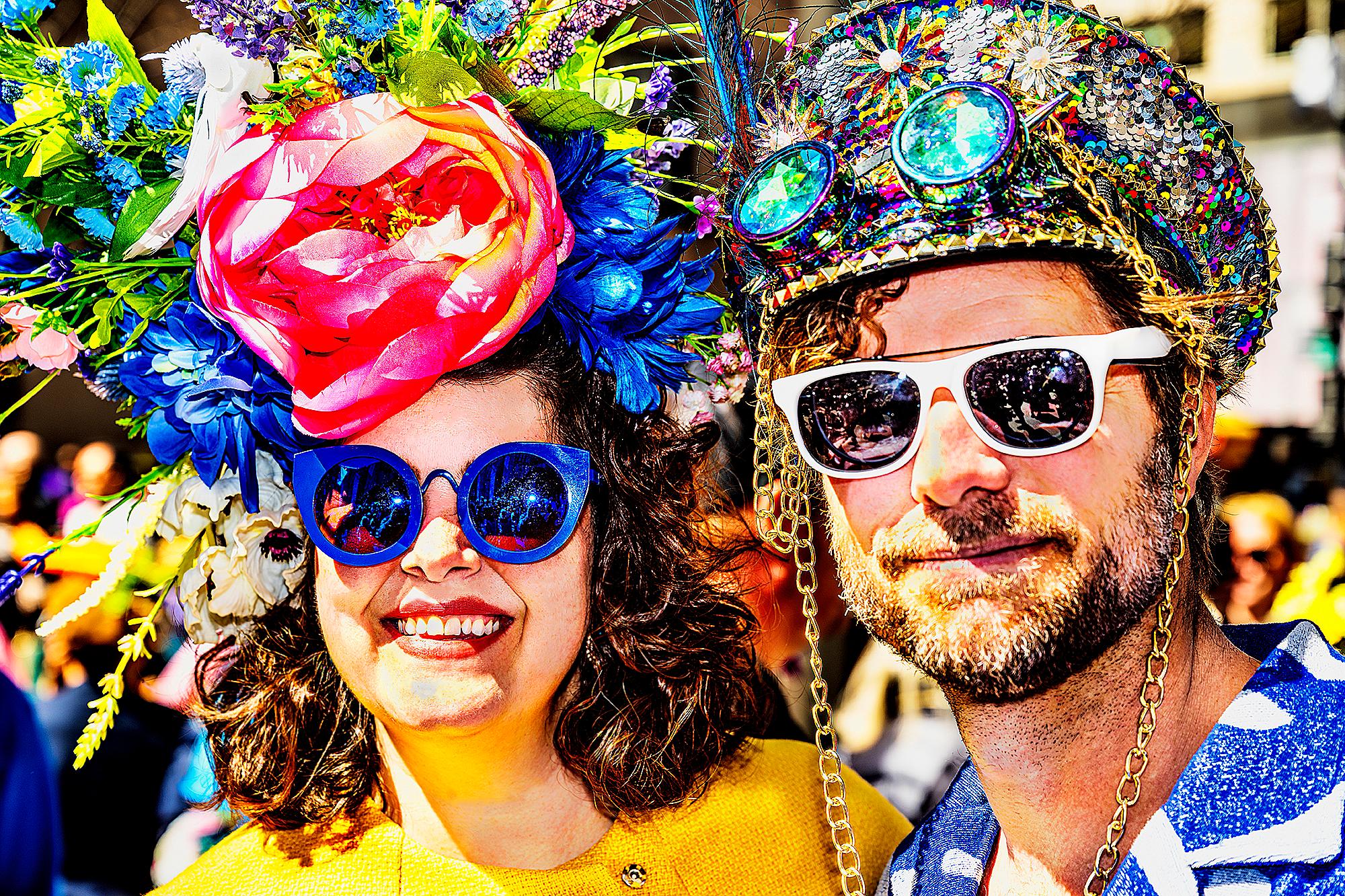 Mitchell Funk Portrait Photograph – Unerhörte Blumen  Bunte Hüte bei der Osterparade