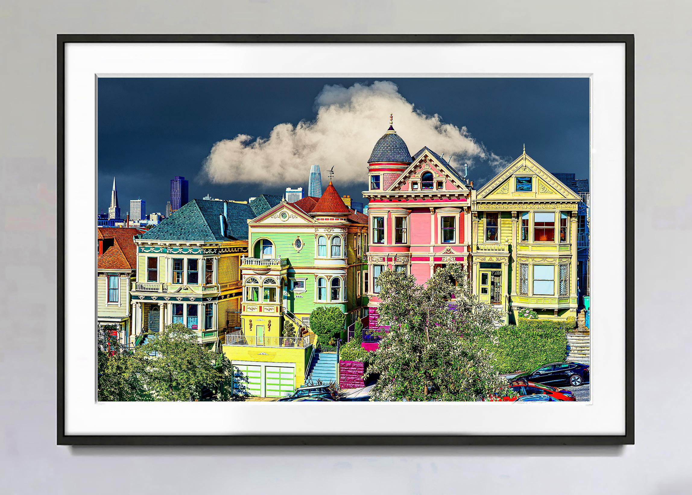 Bemalte viktorianische Architektur für Damen,  Alamo Square San Francisco – Photograph von Mitchell Funk