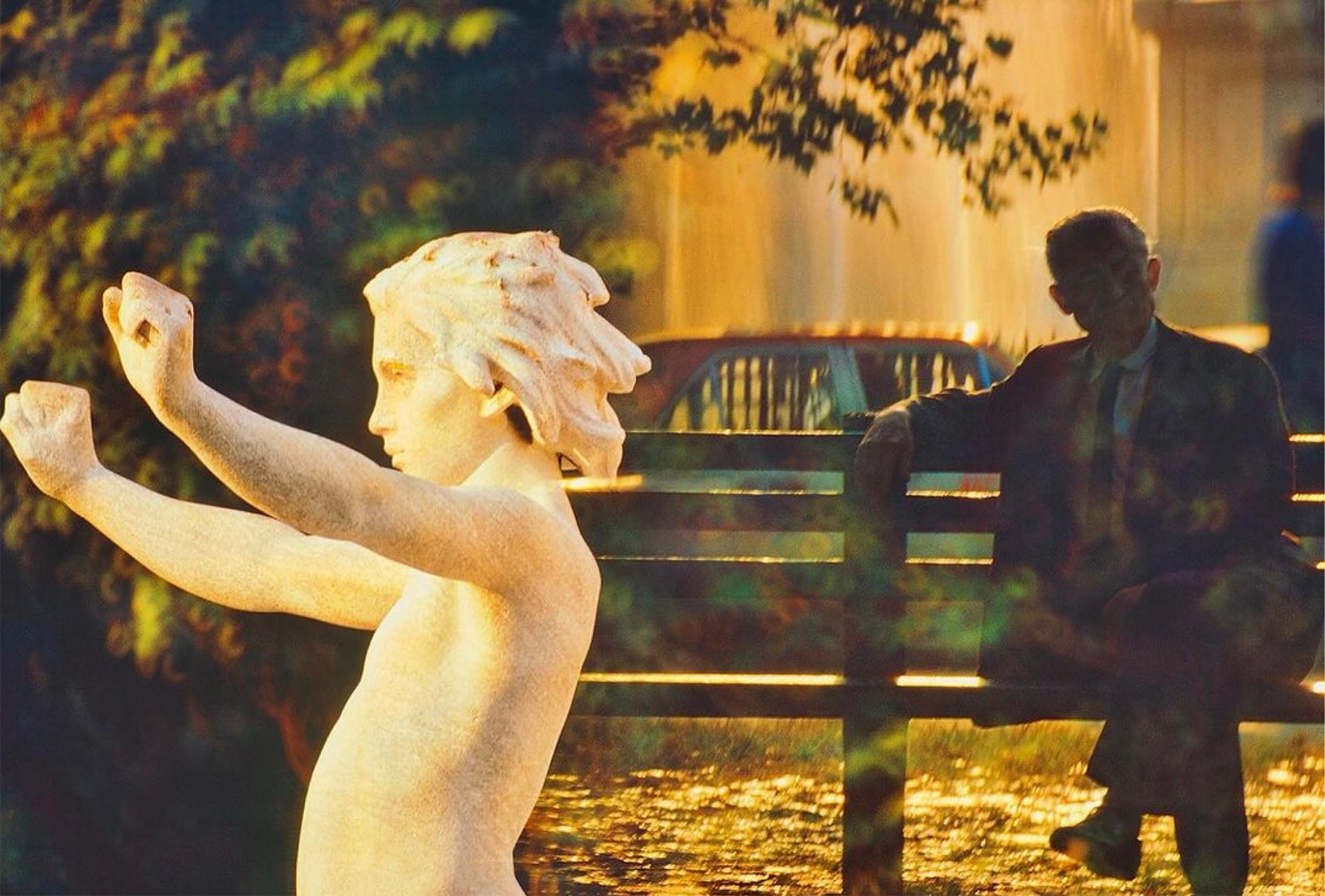 Mitchell Funk Figurative Photograph – Öffentliche Statuen.   Young Boy und Old Man im New Yorker Park