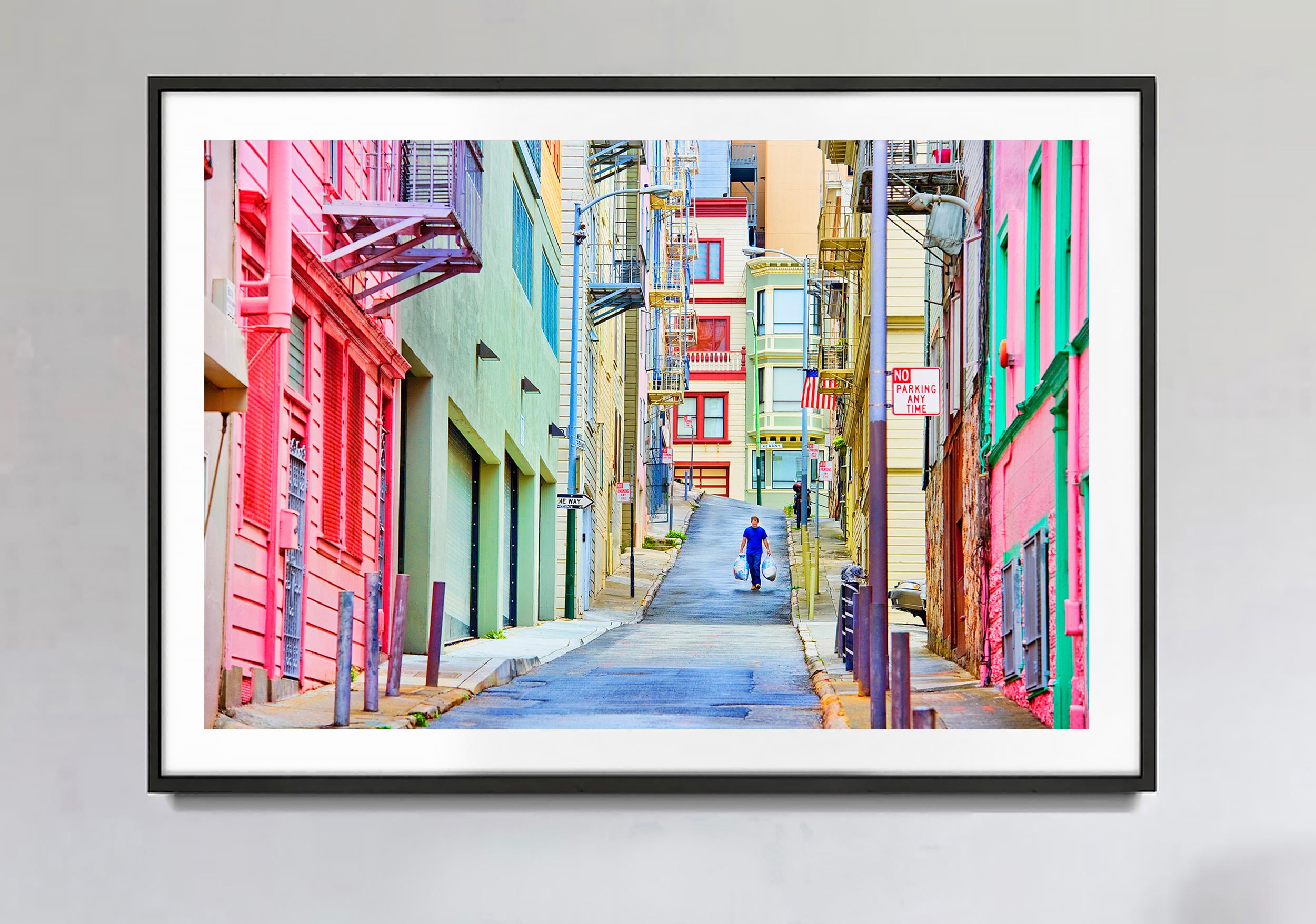 Pastellfarbene Alley in North Beach, San Francisco – Photograph von Mitchell Funk