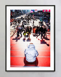 Menschen, die auf roten Stufen am Times Square in NYC sitzen – signierter Kunstdruck in Farbe