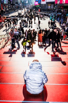 Menschen, die auf roten Stufen am Times Square in NYC sitzen – signierter Kunstdruck in Farbe