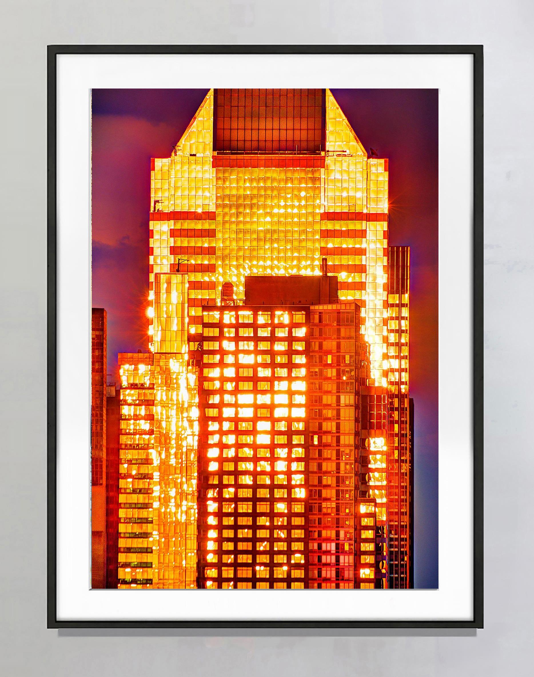 Kann ein Foto Spiritualität einfangen? Kann eine Fotografie an sich schon spirituell sein? Die reine Essenz spiritueller Energie verwandelt einen Wolkenkratzer in Manhattan in eine 50-stöckige Gottheit aus glühendem goldenem und göttlichem Licht.