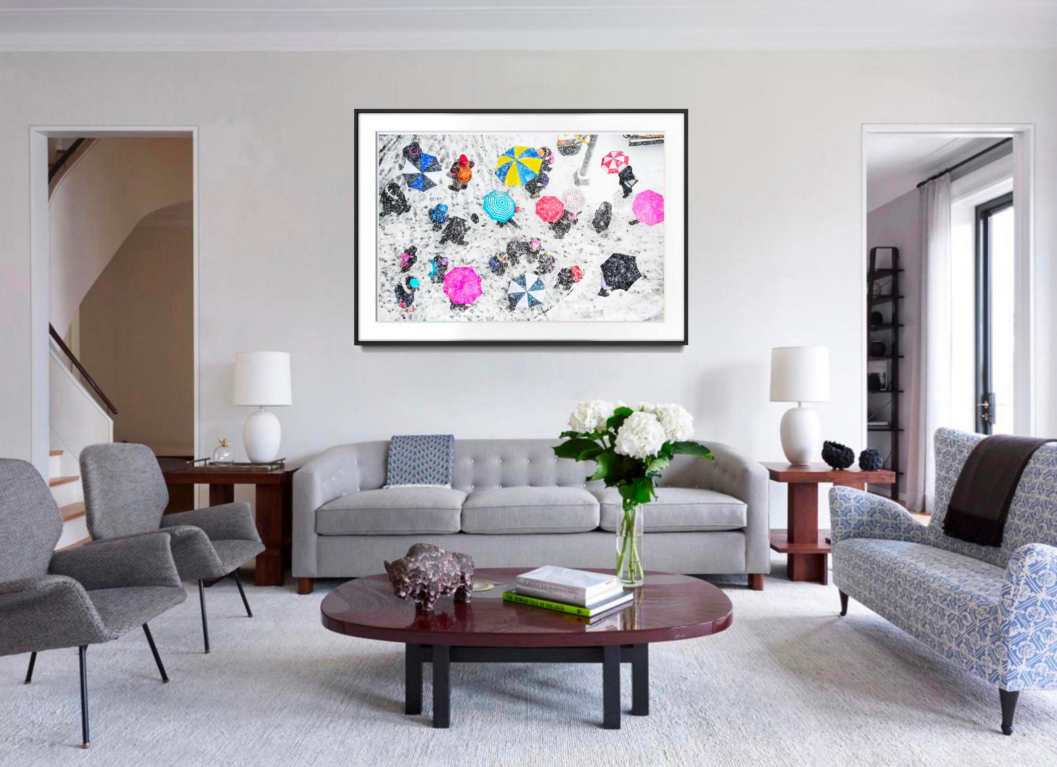 Paraguas rosas en la nieve, Nueva York,  Fotografía artística - Photograph de Mitchell Funk