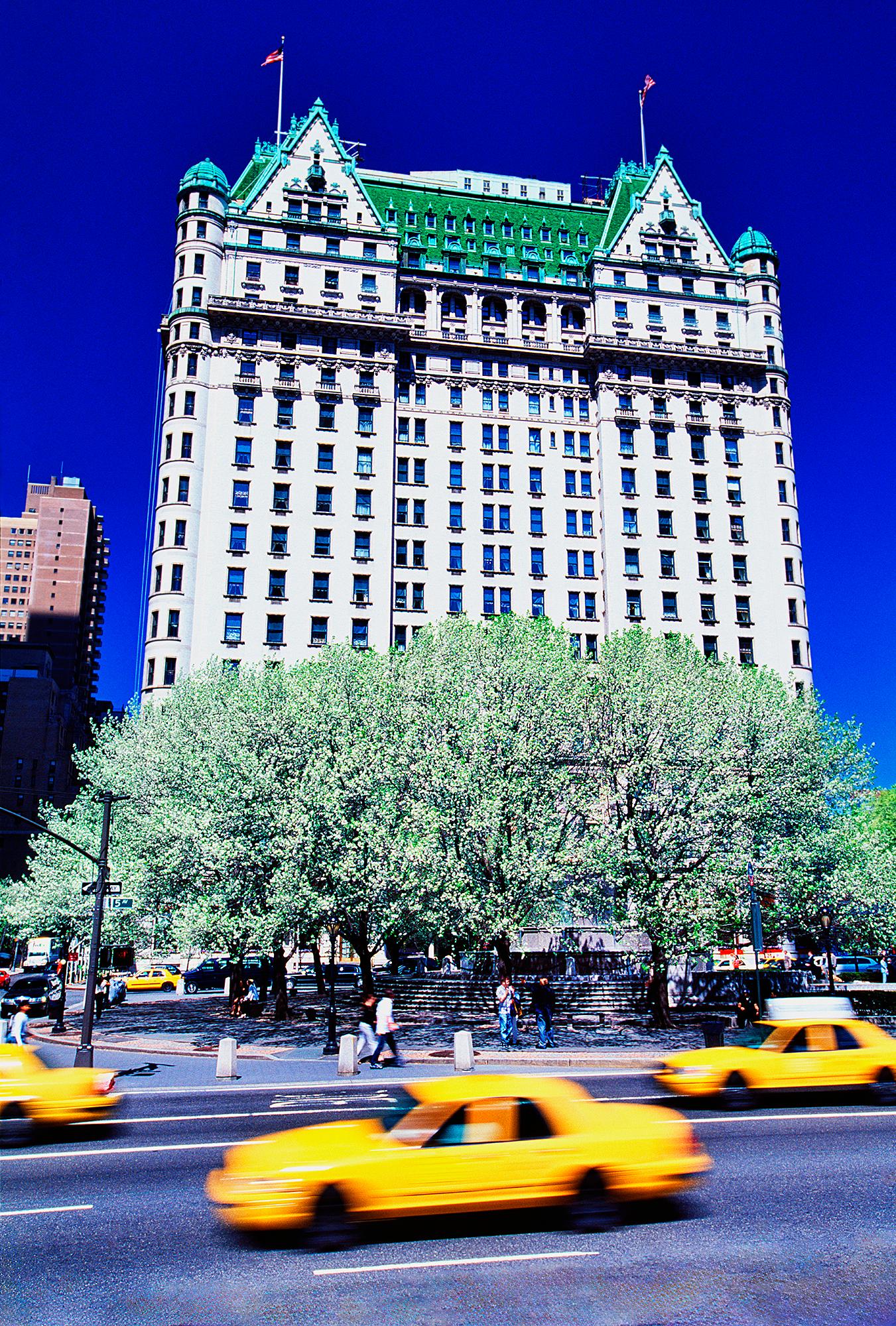 Plaza Hotel mit gelben Taxis,  Blauer Himmel New York City im Frühjahr