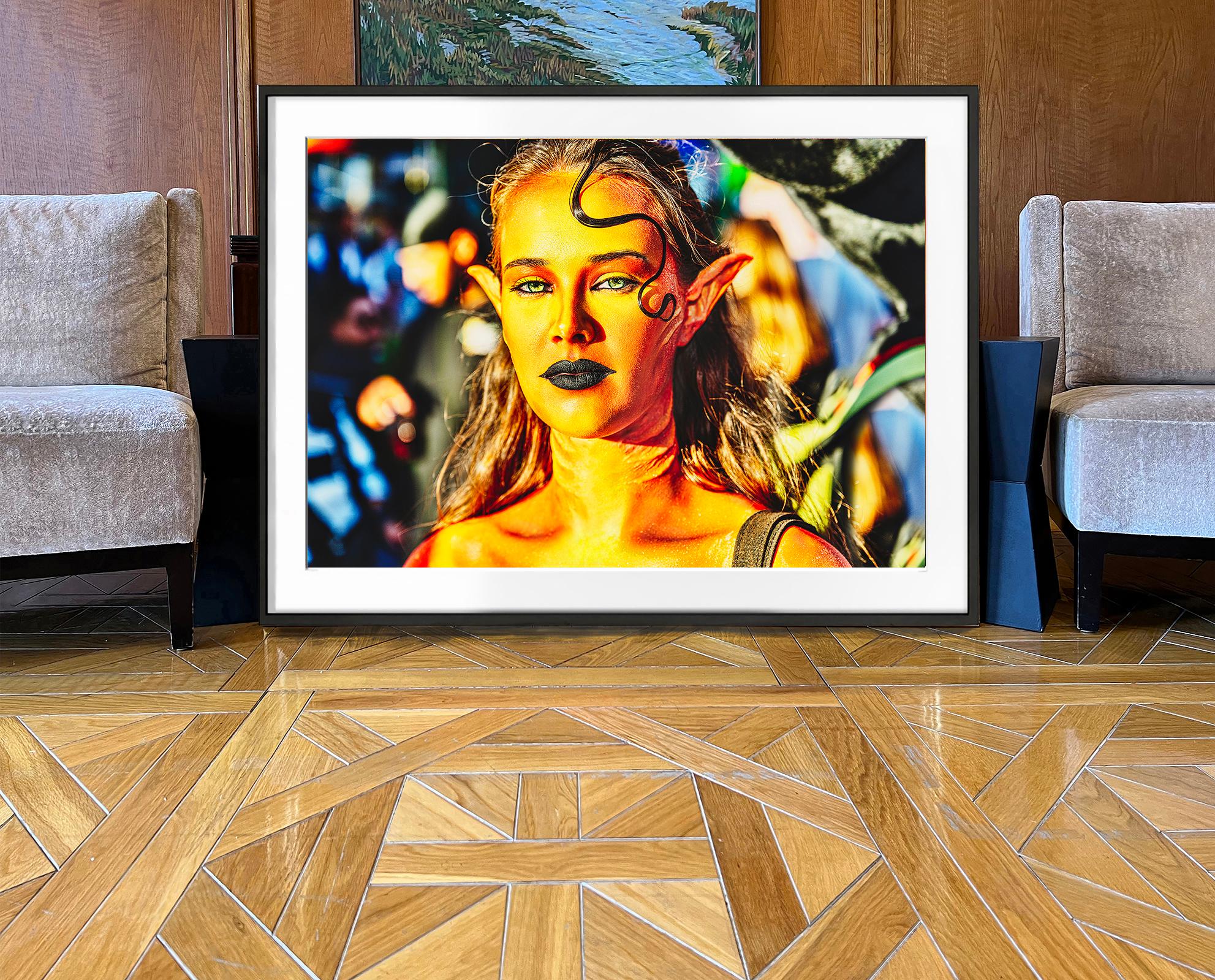 Porträt eines grünen Auges Sci-Fi Star Trek-Girls in goldenem Licht auf dem Times Square (Braun), Portrait Photograph, von Mitchell Funk