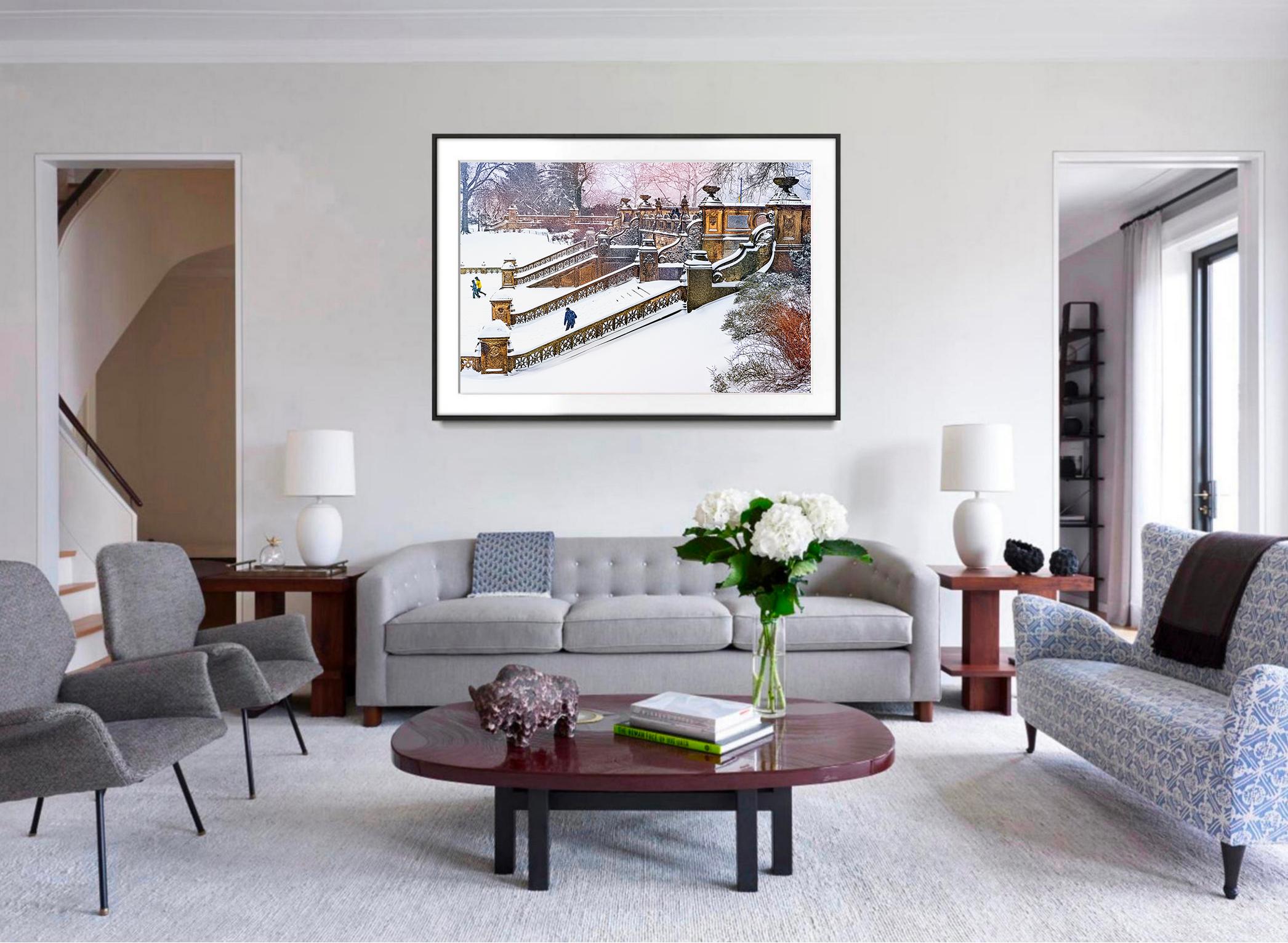 Fontana Bethesda post impressionista a Central Park nel giorno della neve Oro e grigio - Photograph Postimpressionismo di Mitchell Funk
