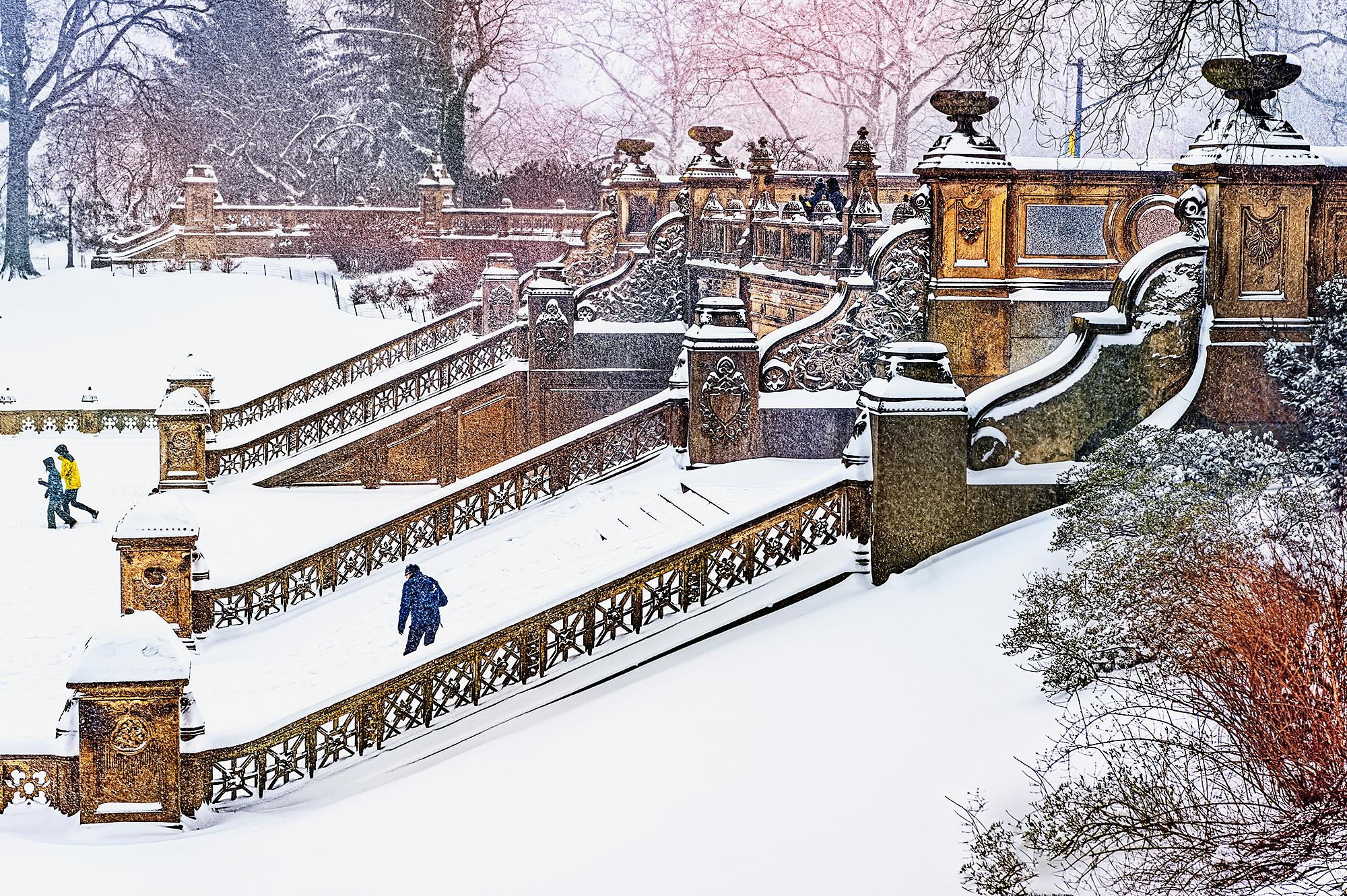 Fontaine post-impressionniste Bethesda à Central Park le jour de la neige or et gris