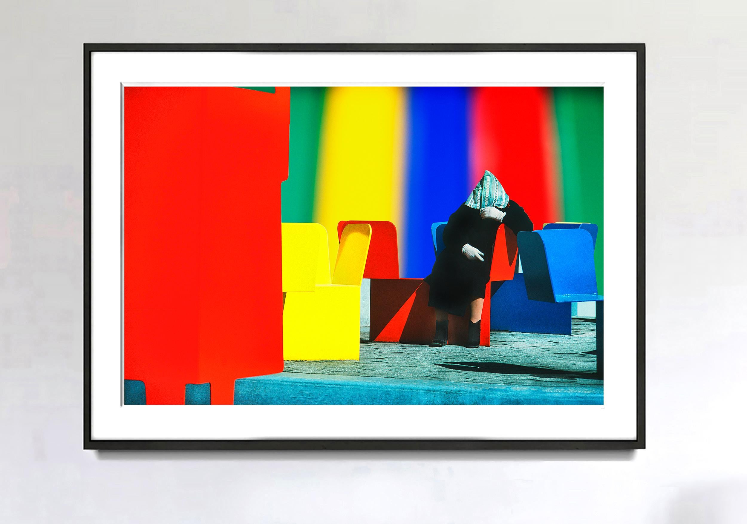 Primärfarben in der Straßenfotografie – Photograph von Mitchell Funk