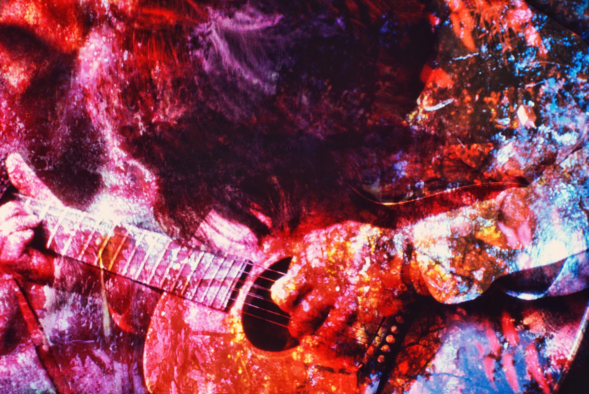 Mitchell Funk Color Photograph – Psychedelischer Hippie- Gitarrenspieler  Washington Square Park von Groovy