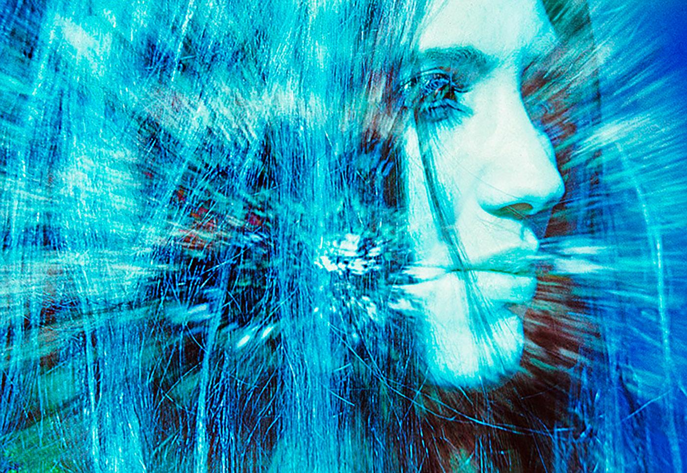 Mitchell Funk Abstract Photograph – Das psychedelische Porträt eines jungen Hippie  Mit manipulierter Farbe,  Kali