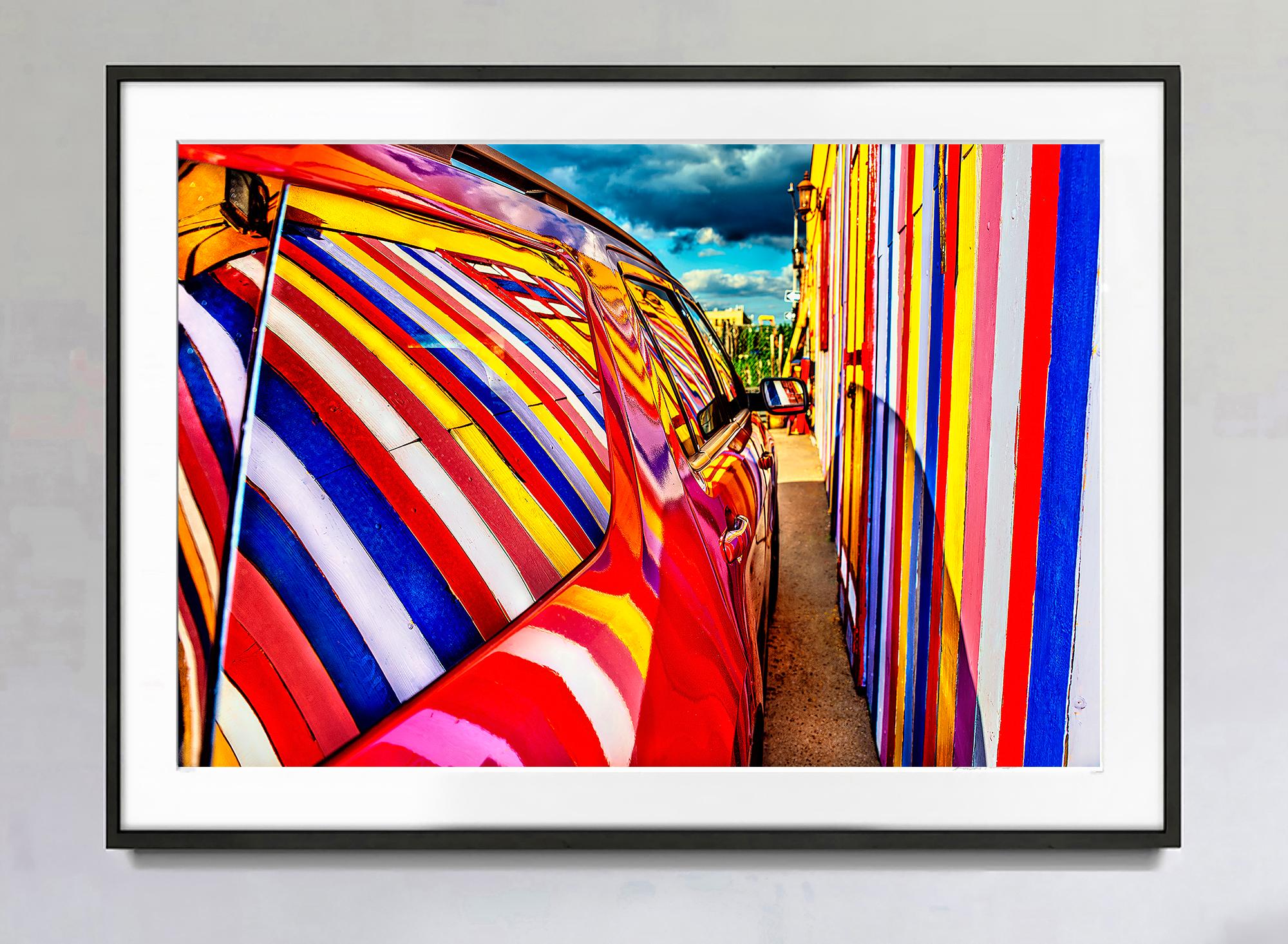 Regenbogen der Farbreflexion im Autofenster – (Abstrakte Fotografie) – Photograph von Mitchell Funk