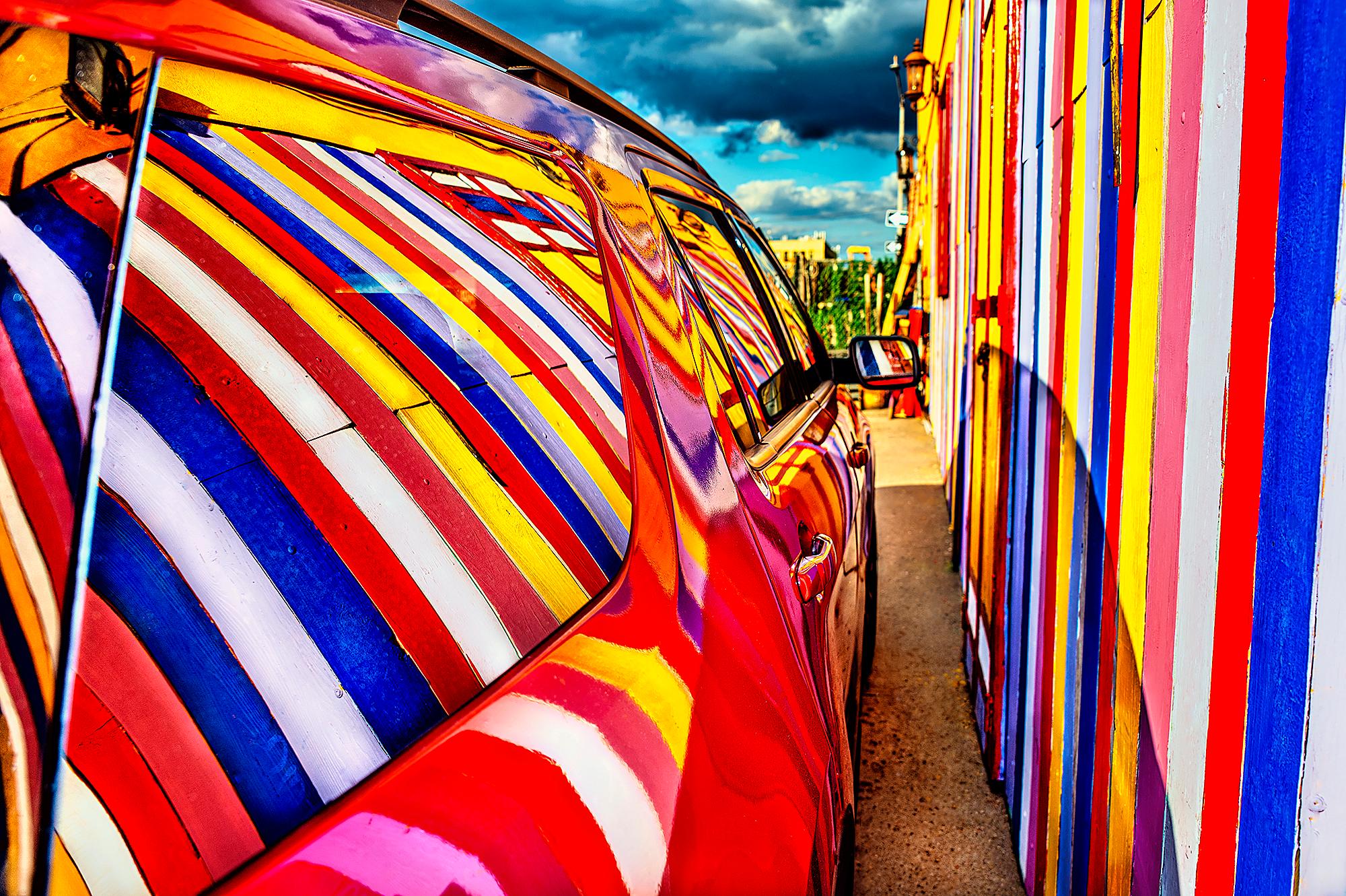 Mitchell Funk Color Photograph – Regenbogen der Farbreflexion im Autofenster – (Abstrakte Fotografie)
