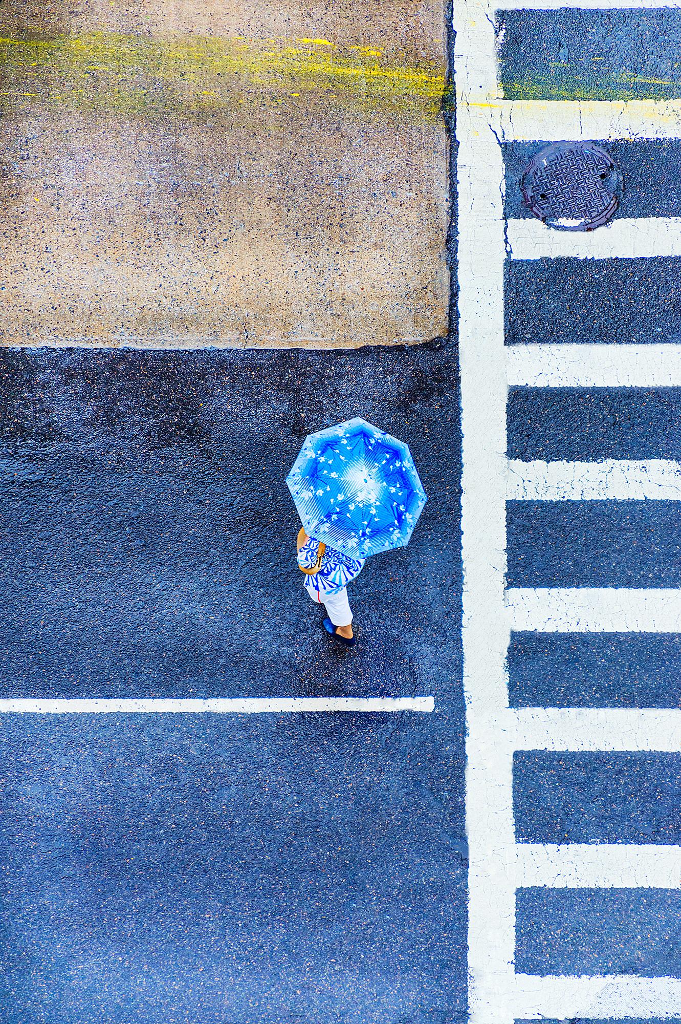 Mitchell Funk Landscape Photograph – Regenbogen-Szene in Grau und monochromen Farben, New York City Street