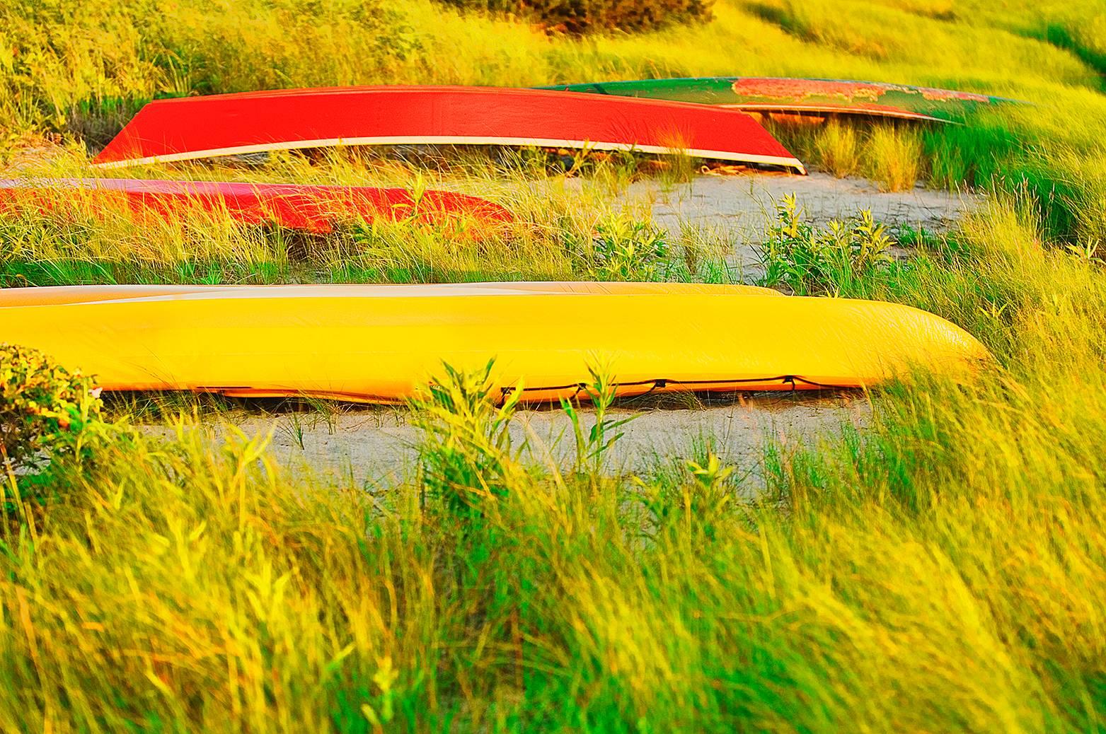 Mitchell Funk Color Photograph – Rot und Gelb  Boote in East Hampton