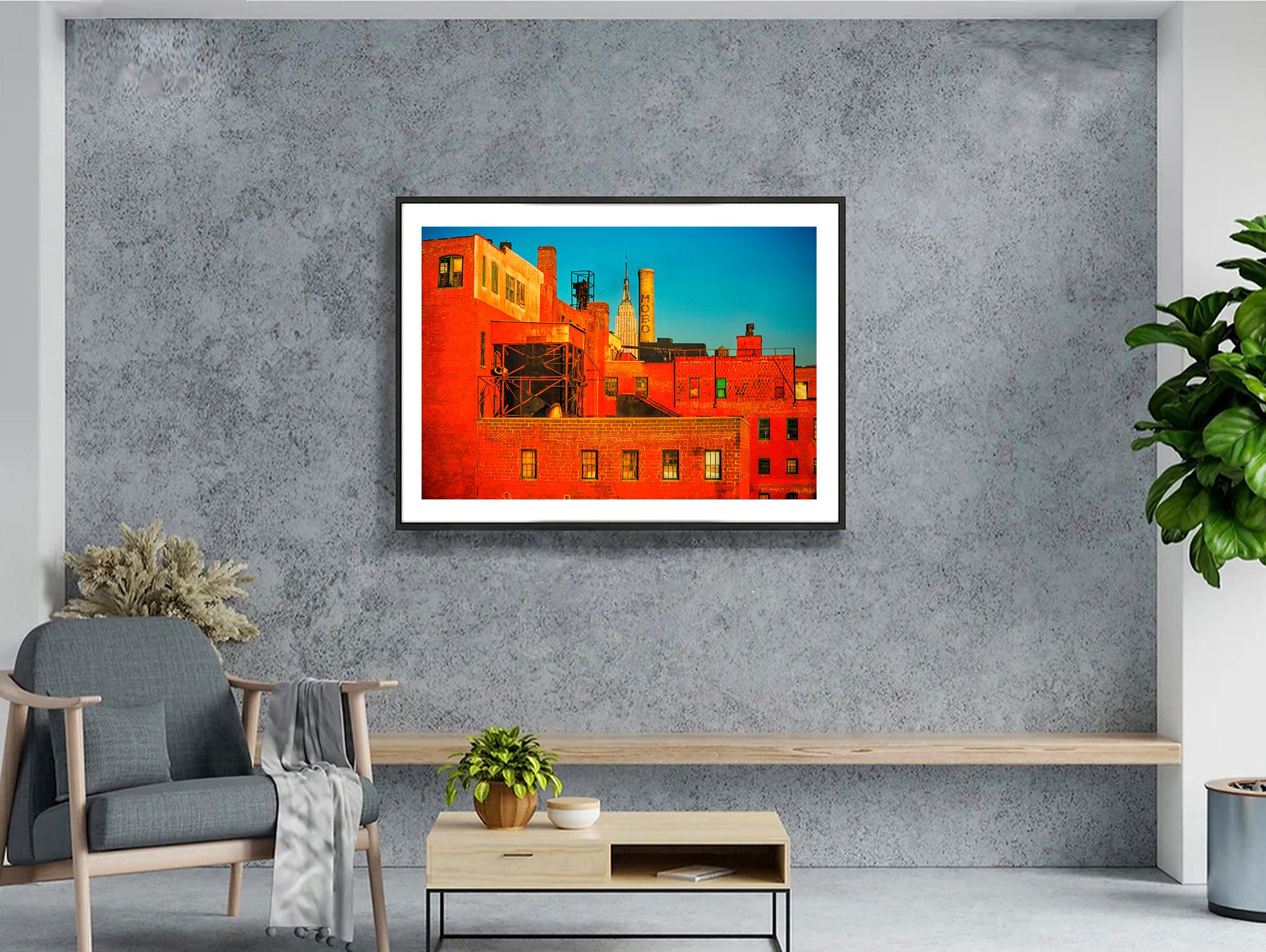 Rote Ziegelfabrik Long Island City mit Empire State Building in Manhattan – Photograph von Mitchell Funk