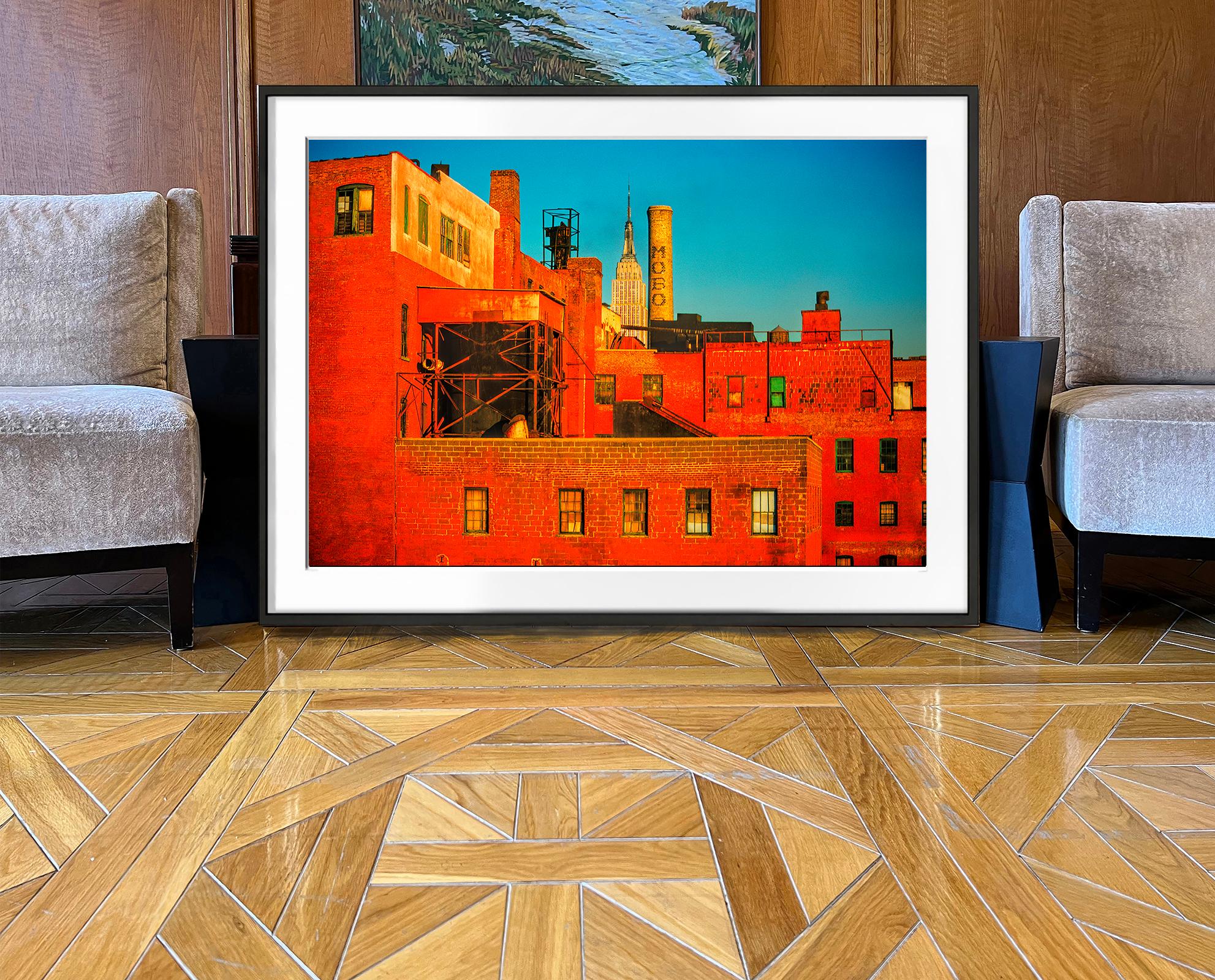 Rote Ziegelfabrik Long Island City mit Empire State Building in Manhattan (Farbfeldmalerei), Photograph, von Mitchell Funk