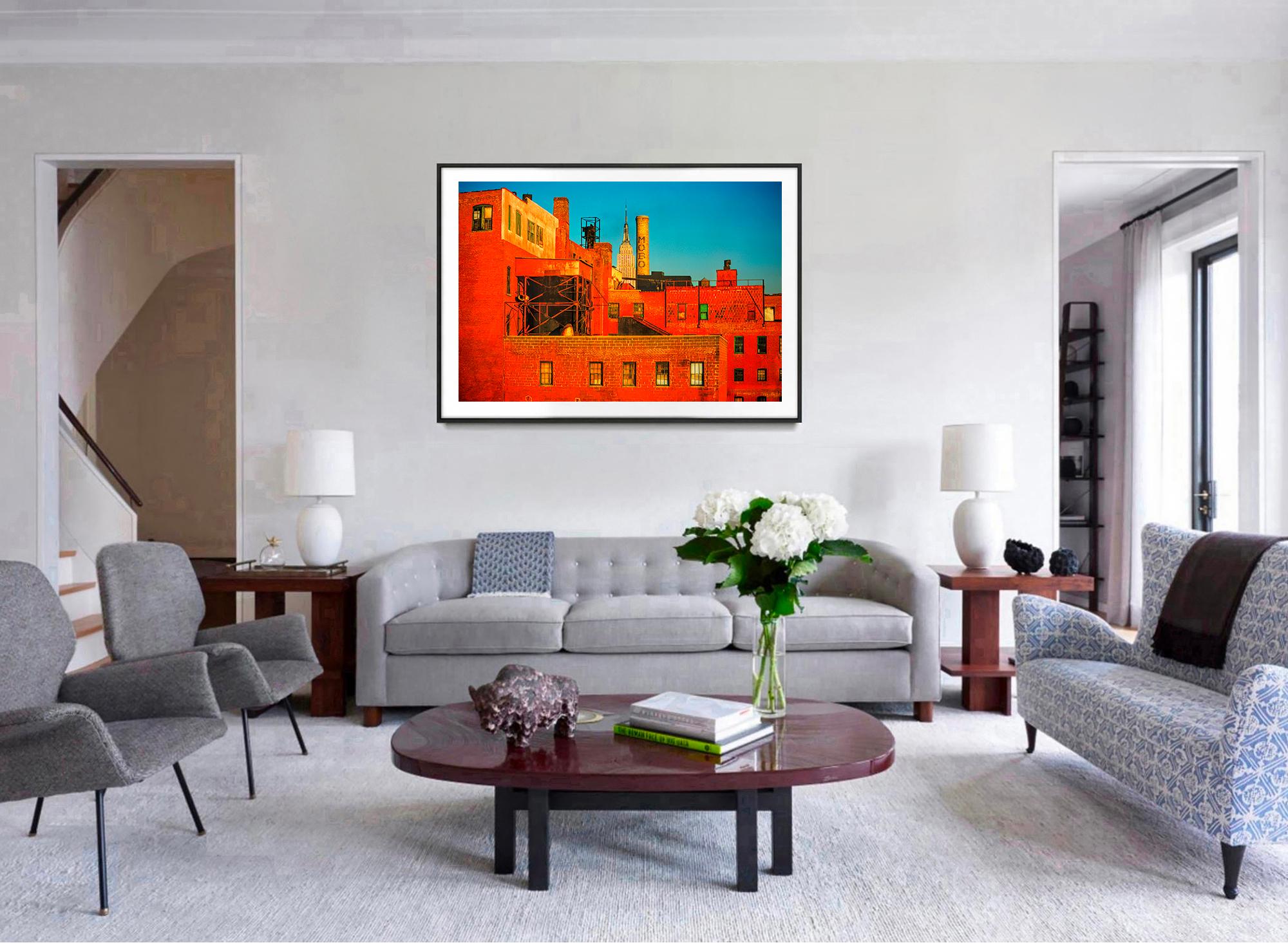 Mitchell Funks Foto einer Red Brick Factory in Long Island City ist sowohl ein Dokument der Farbfeldtheorie als auch einer bunt gestrichenen Fabrikfassade.  Außerdem geht es bei der Komposition von Funk um Ausgewogenheit und Exaktheit. Schließlich