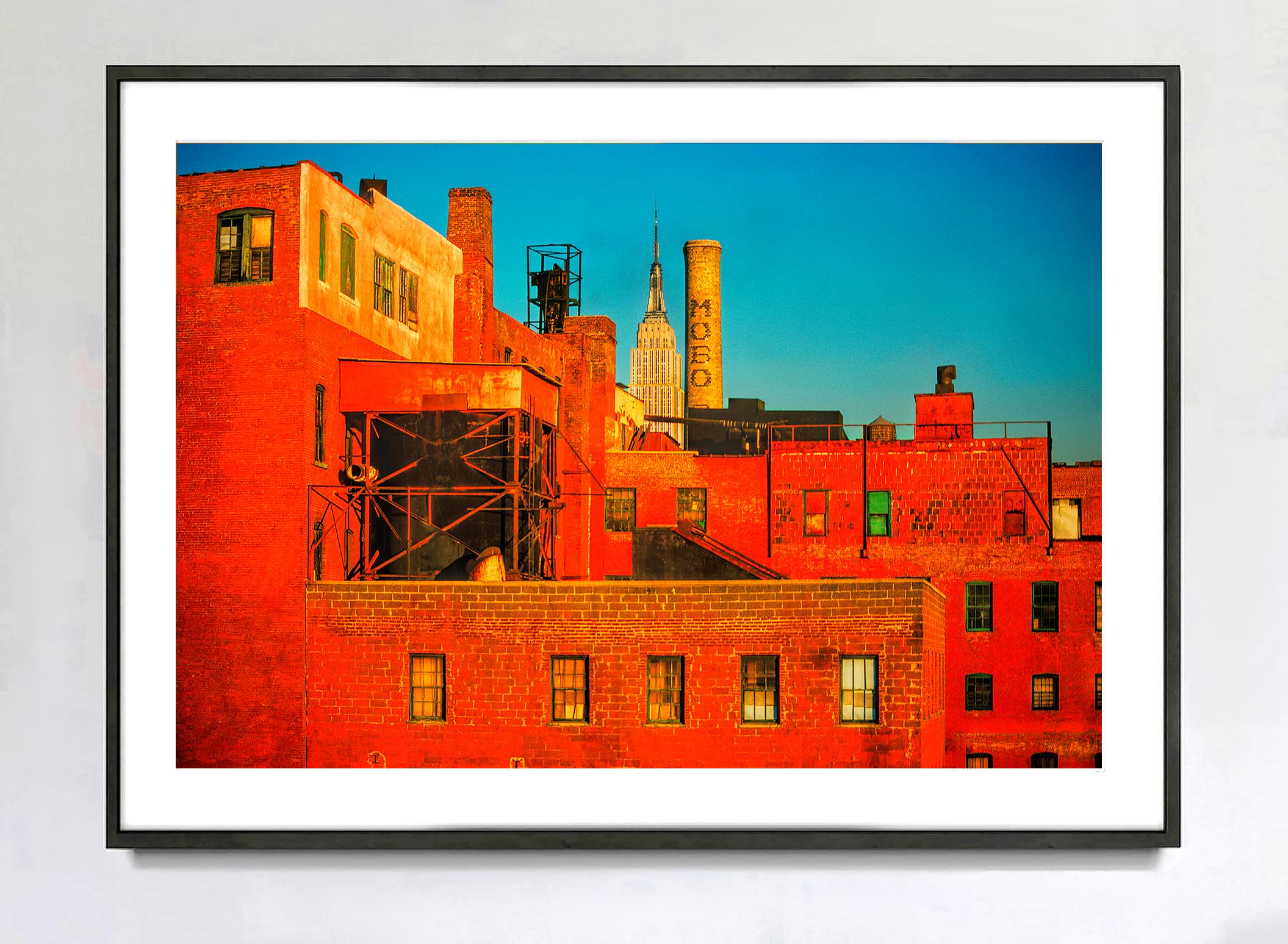 Rote Ziegelfabrik Long Island City mit Empire State Building in Manhattan im Angebot 1