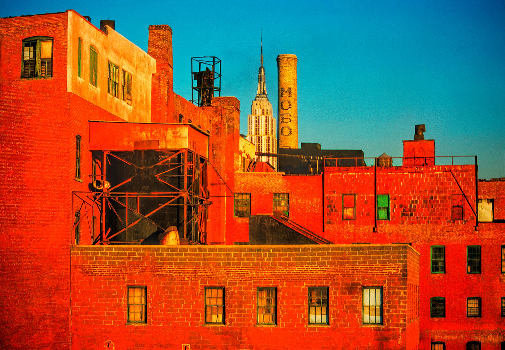 Fábrica de ladrillos rojos Long Island City con el Empire State Building en Manhattan