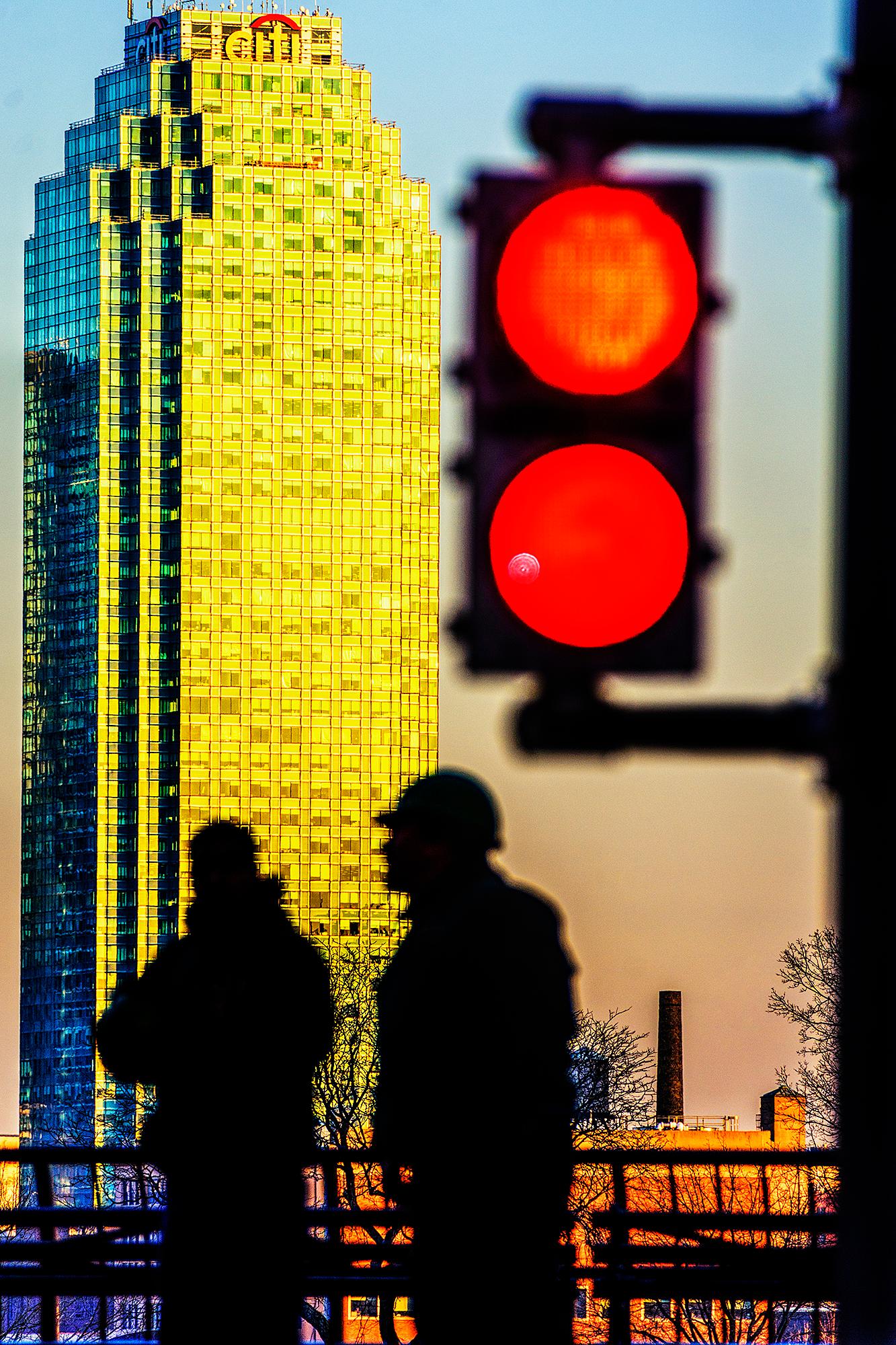 Rote Stop-Leuchte. Goldener Wolkenkratzer New York City, Abstrakte Fotografie