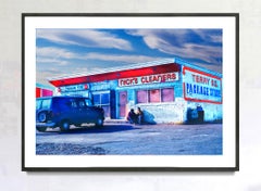 Fotografía de calle urbana retro - Una conversación en azules y rojos