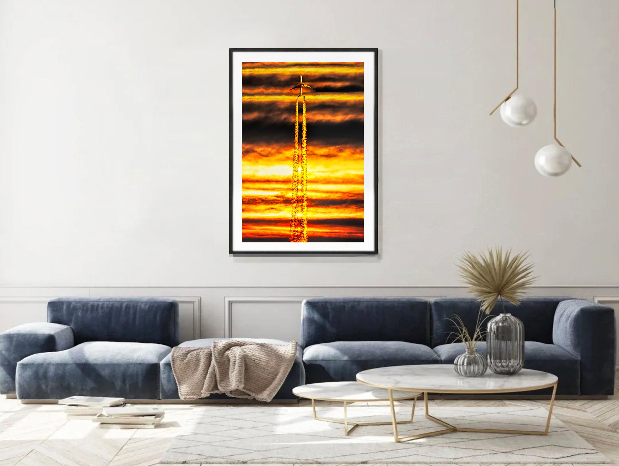 Il fotografo Mitchell Funk crea una dichiarazione minimalista catturando l'interazione di due sostanze più leggere dell'aria.  Nuvole orizzontali e un getto verticale di gas di scarico interagiscono per formare una struttura a griglia.  L'aereo sale