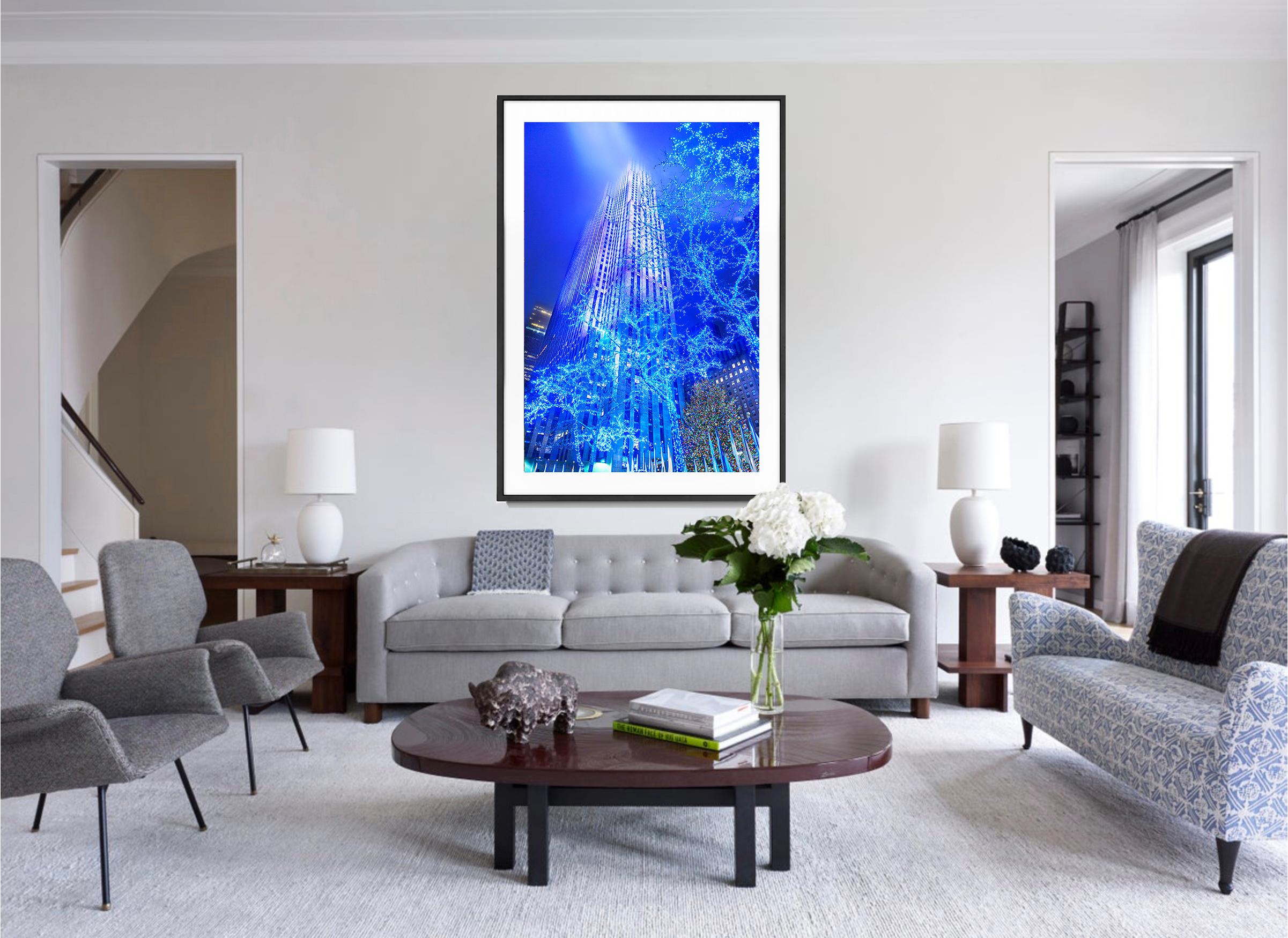 Rockefeller Center Nocturne in stimmungsvollem Art-déco-Blau, Architektur  (Impressionismus), Photograph, von Mitchell Funk