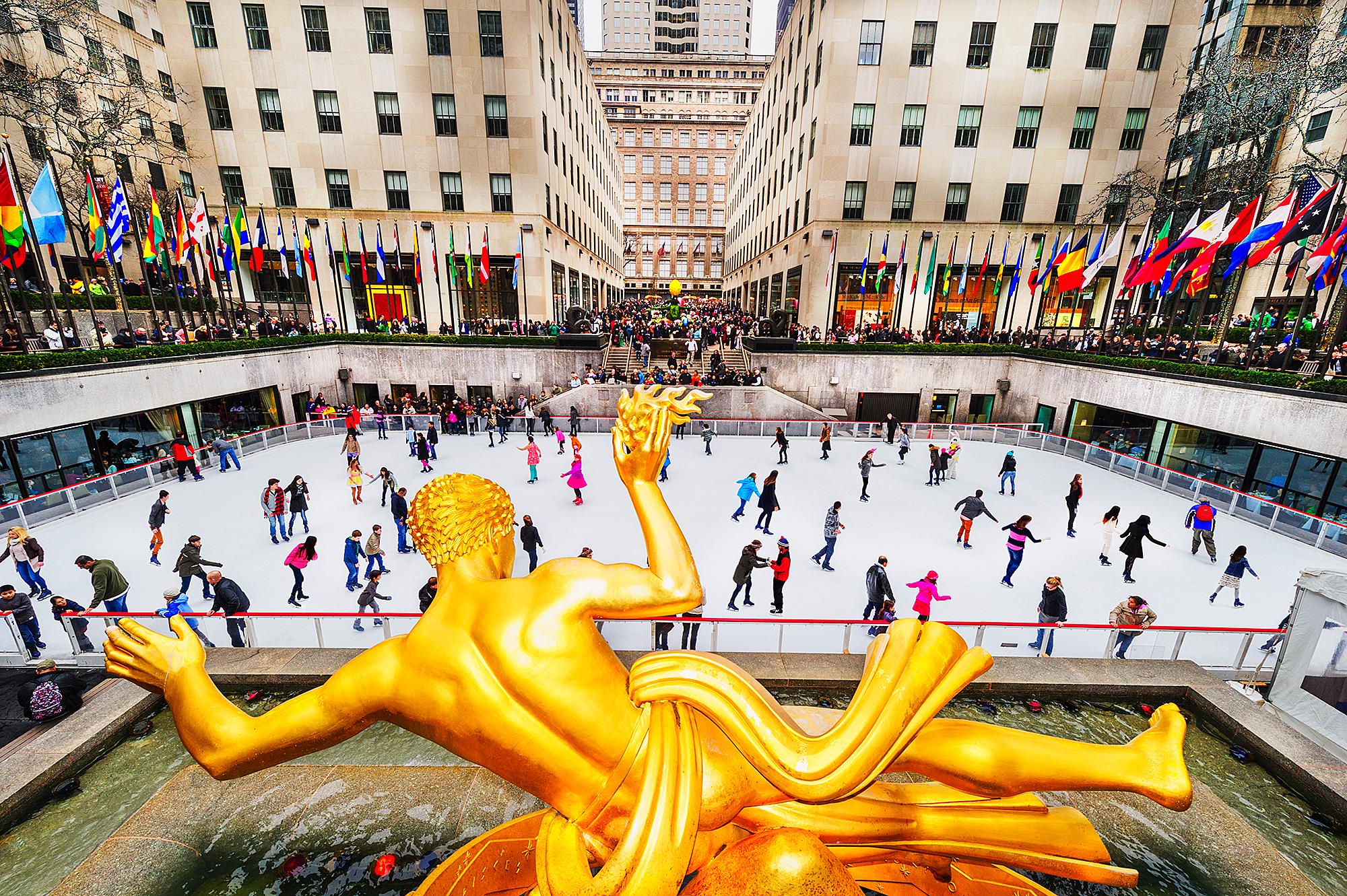 Mitchell Funk Color Photograph – Rockefeller Center-Schaukeln  Ring Prometheus Paul Manship, vergoldet, aus Bronzeguss