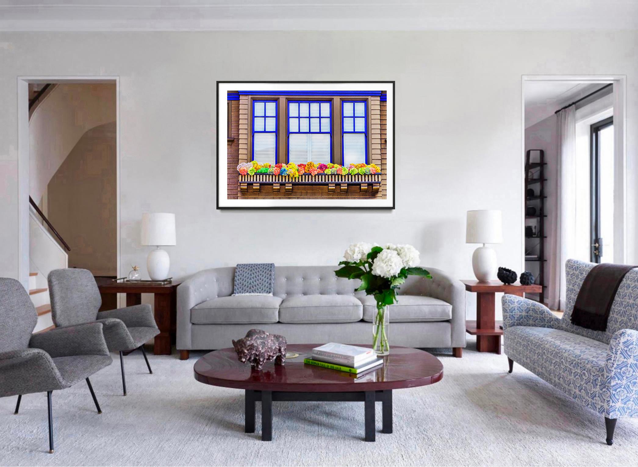 Ventana Americana Rural Flores Alegres - Color Abstracto Norman Rockwell America - Photograph realista estadounidense de Mitchell Funk