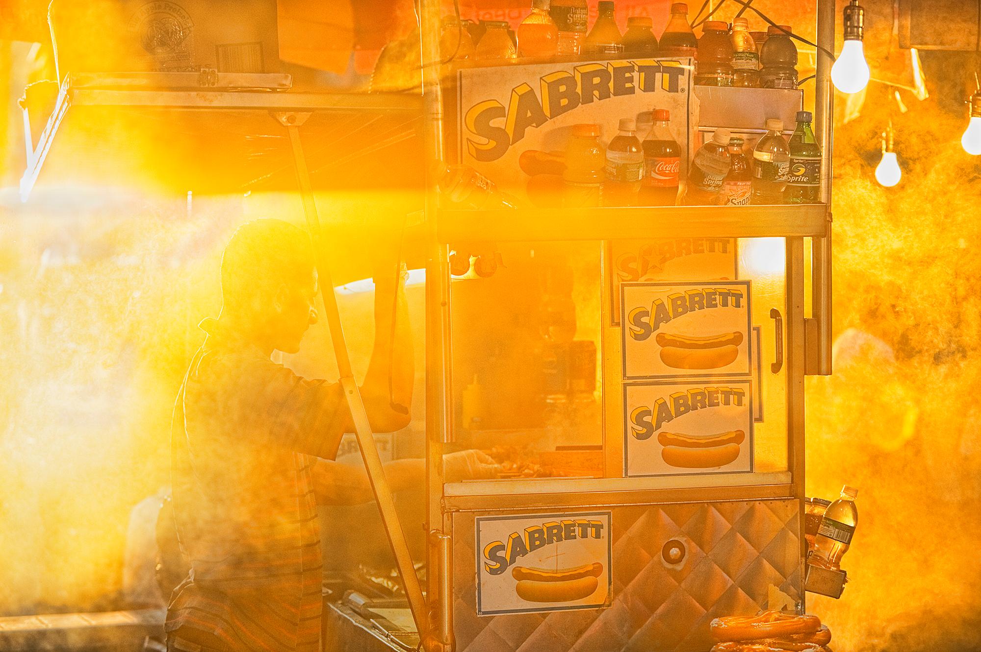 Sabrett Hot Dog-Verkäufer, Times Square,   Golden Goldenes Licht, Straßenfotografie