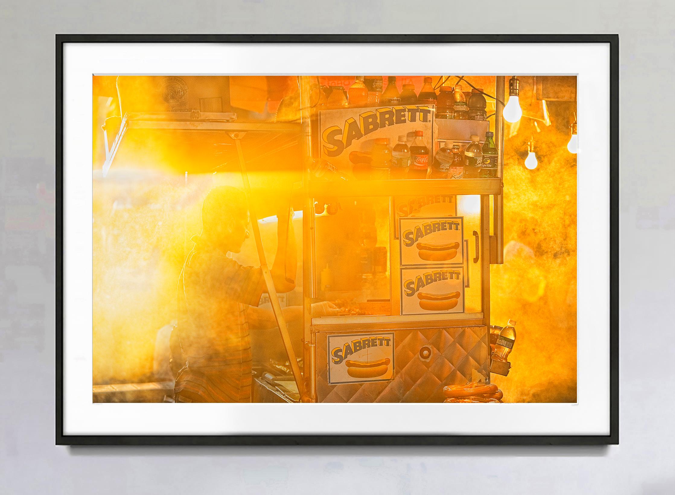Sabrett Hot Dog-Verkäufer, Times Square,  Golden Goldenes Licht, Straßenfotografie (Impressionismus), Photograph, von Mitchell Funk