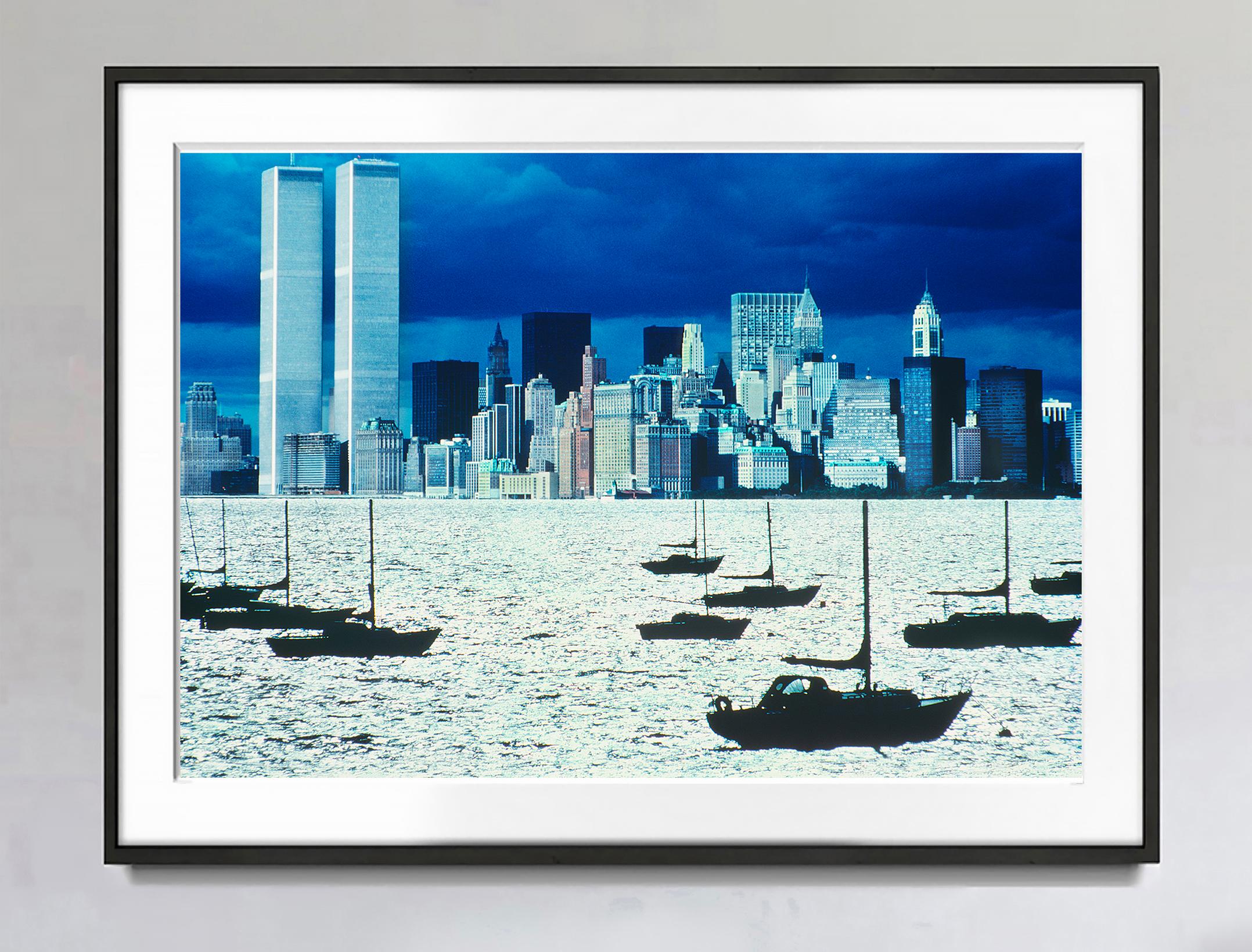 Segelboote in New Yorker Hafen mit silbernem Wasser und silberner Leuchte WTC – Photograph von Mitchell Funk