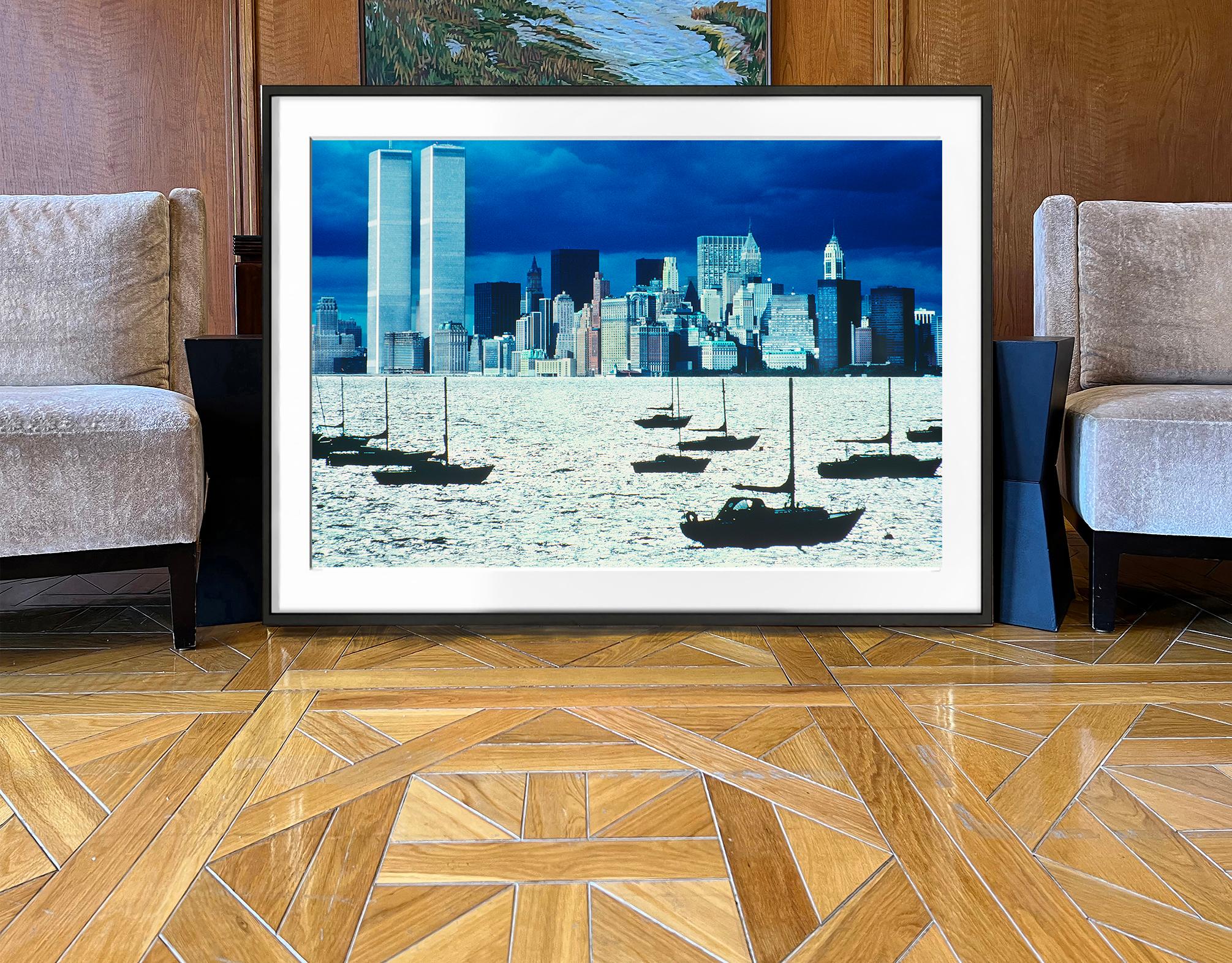 Segelboote in New Yorker Hafen mit silbernem Wasser und silberner Leuchte WTC (Moderne), Photograph, von Mitchell Funk
