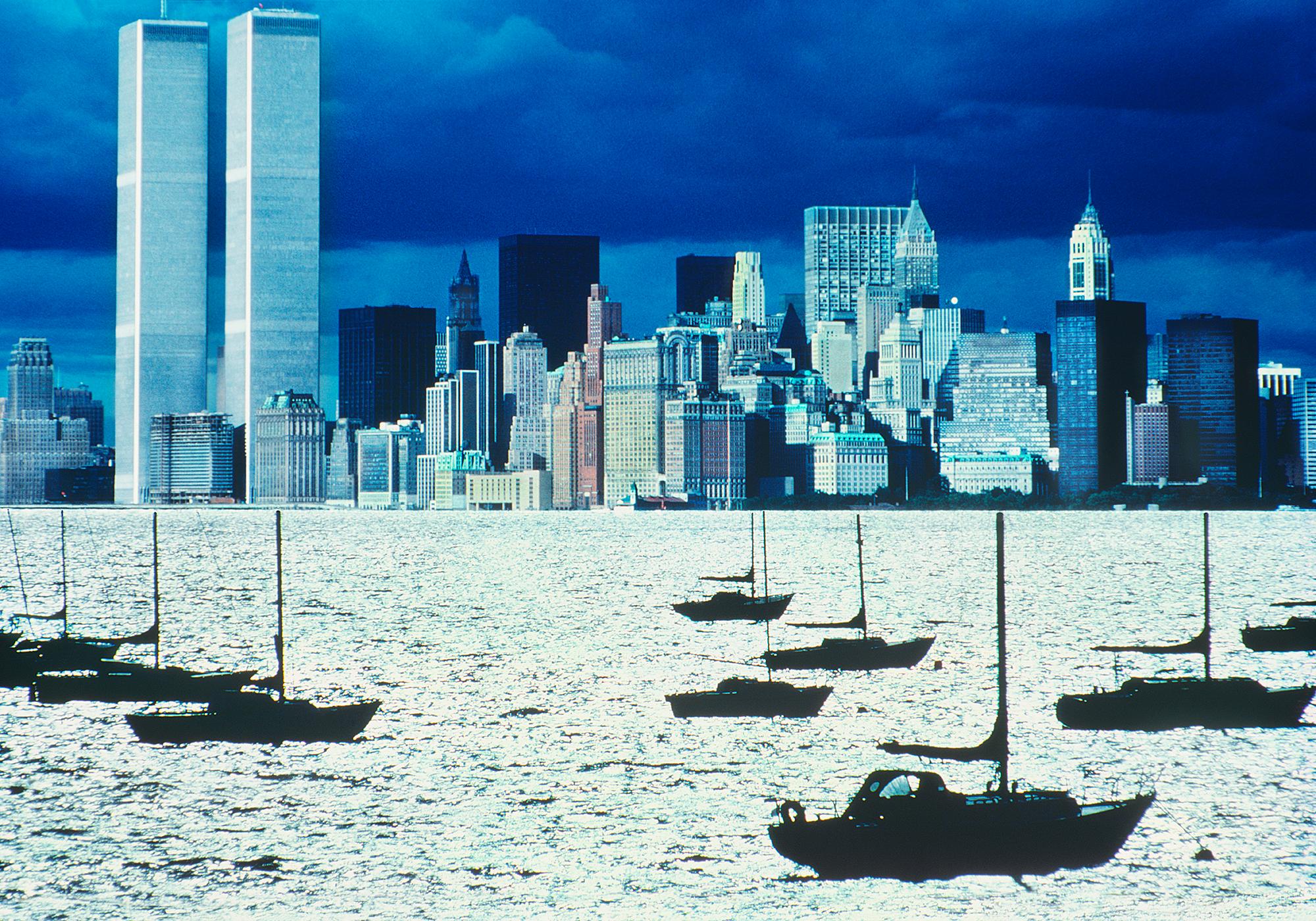 Mitchell Funk Landscape Photograph – Segelboote in New Yorker Hafen mit silbernem Wasser und silberner Leuchte WTC