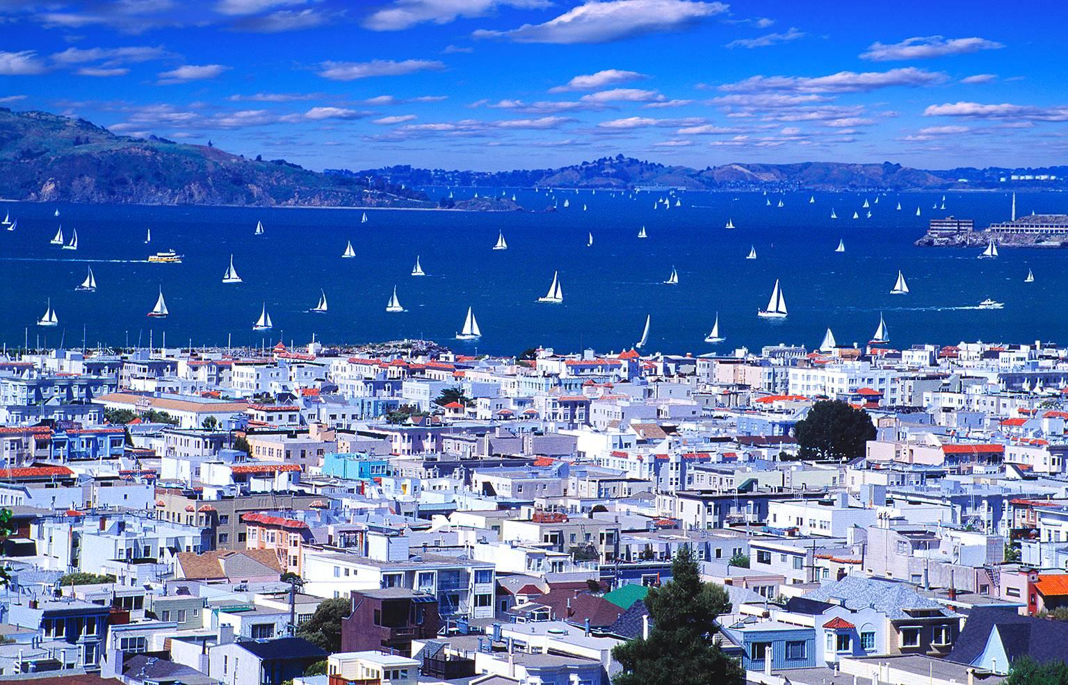 Segelboote , Marina District, San Francisco –  Blaues Wasser , blauer Himmel
