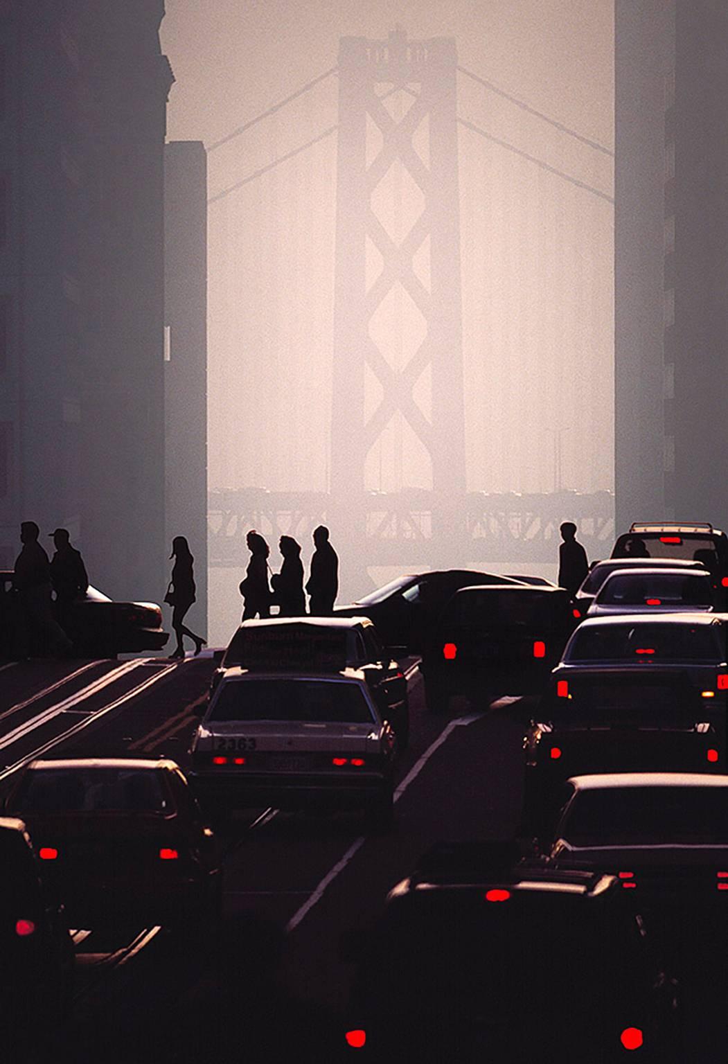 Le pont de la baie de San Francisco dans le brouillard  Photographie en couleur de Mitchell Funk