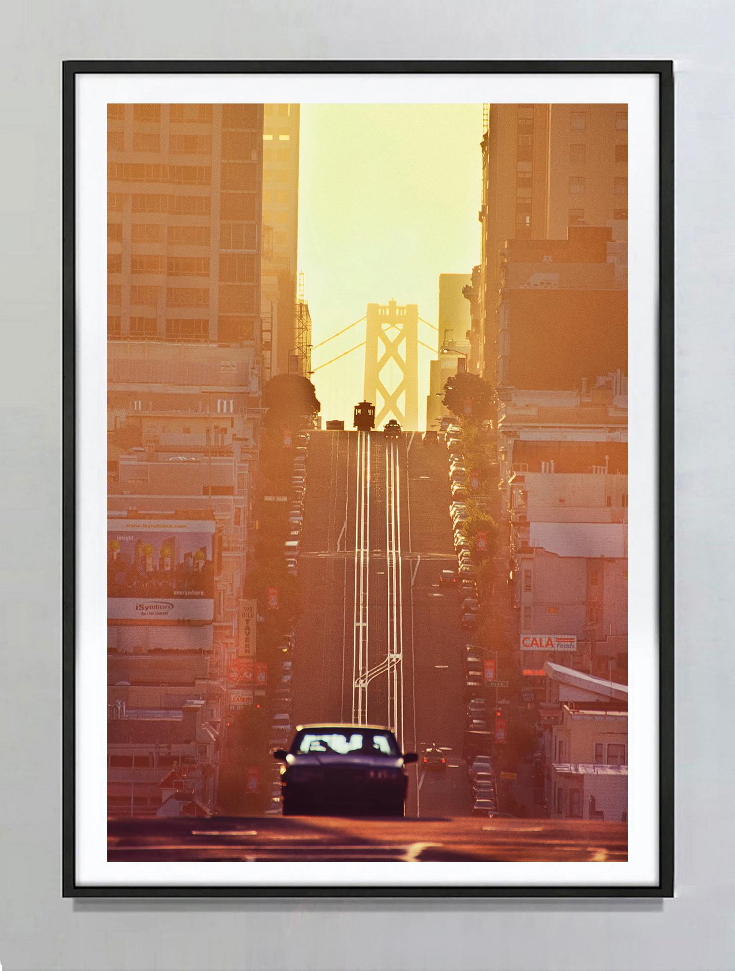 Car at Sunset de San Francisco  - Golden Haze - Impressionnisme Photograph par Mitchell Funk