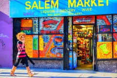 San Francisco Tenderloin Bunte Straßenszene. Street Art mit Hip- Girl