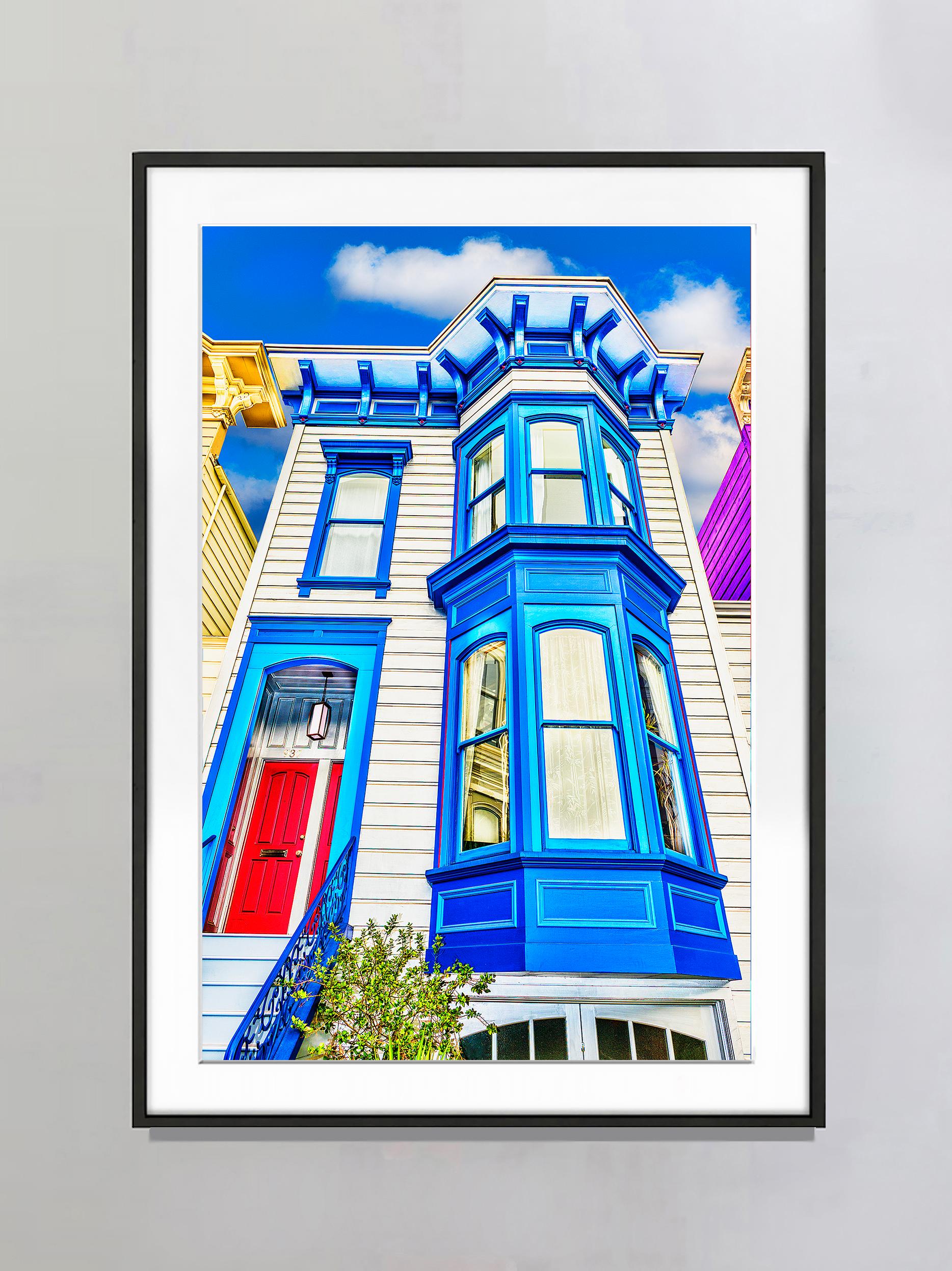 San Francisco Viktorianisches Haus in buntem Rot, Gelb und Blau, Architektur – Photograph von Mitchell Funk