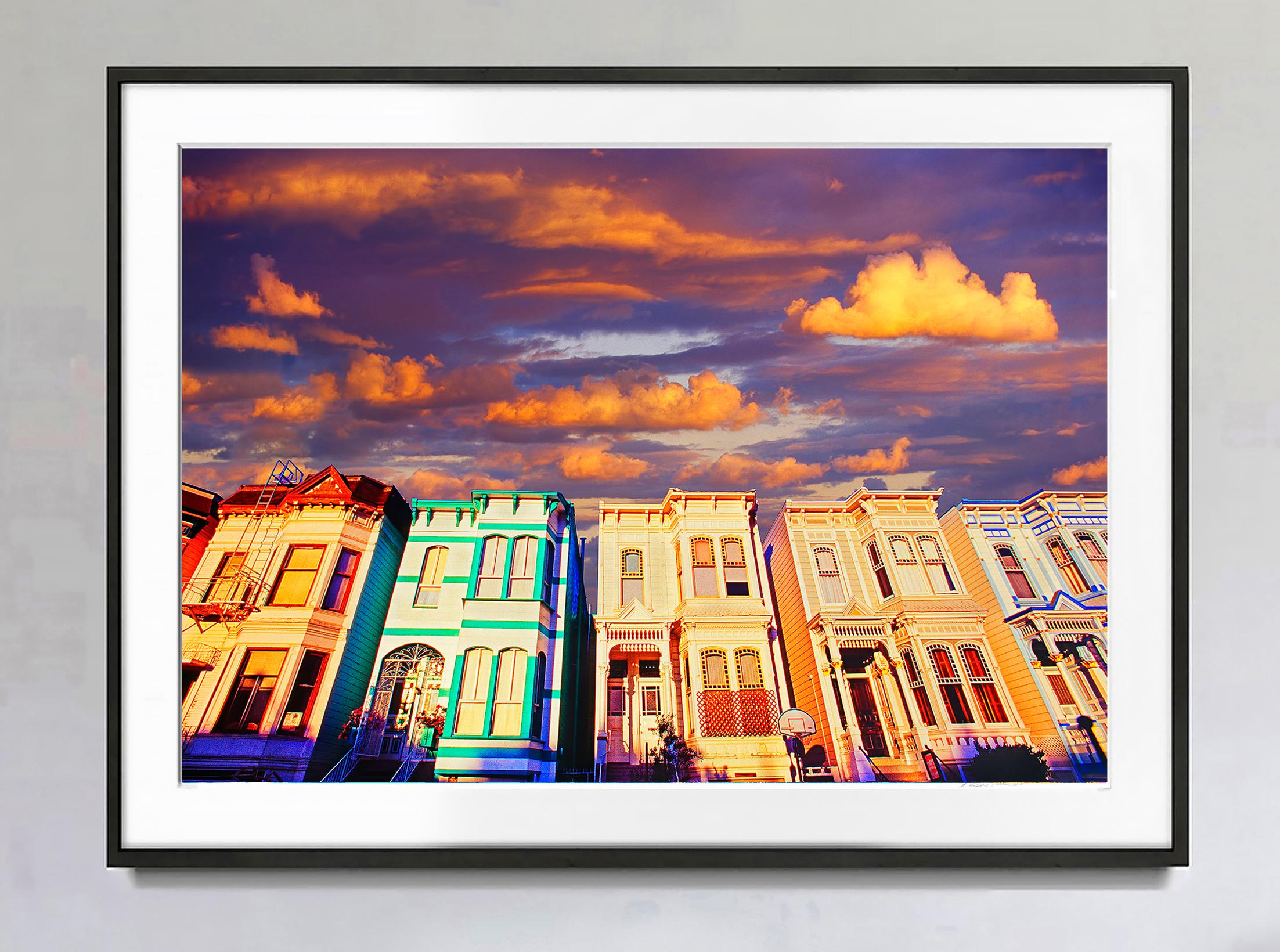 Maisons de rangée victoriennes de San Francisco à la première lumière et nuages ondulants - Photograph de Mitchell Funk