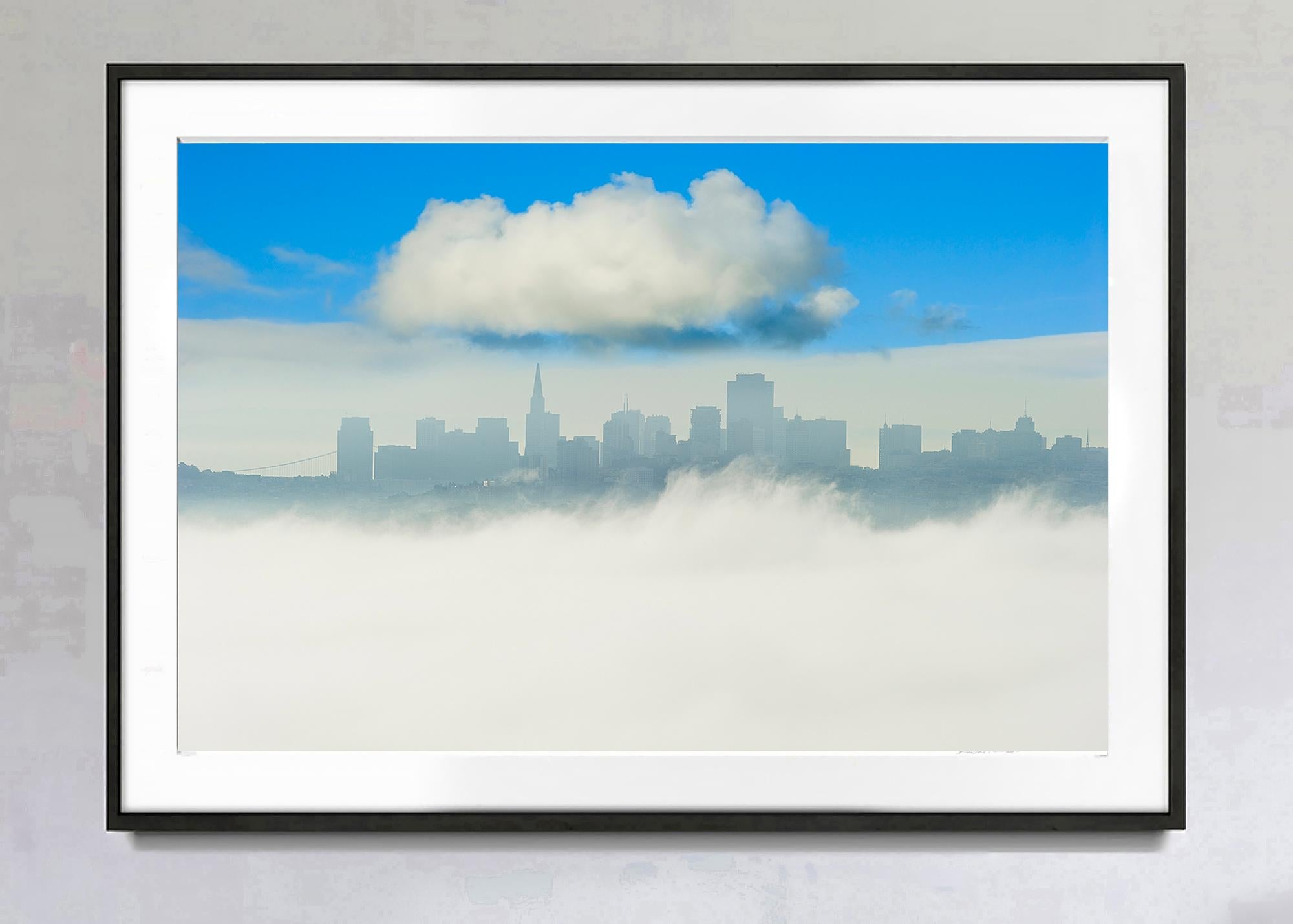 San Francisco Skyline Blauer Himmel und eine große Wolke,  Landschaftsfotografie – Photograph von Mitchell Funk