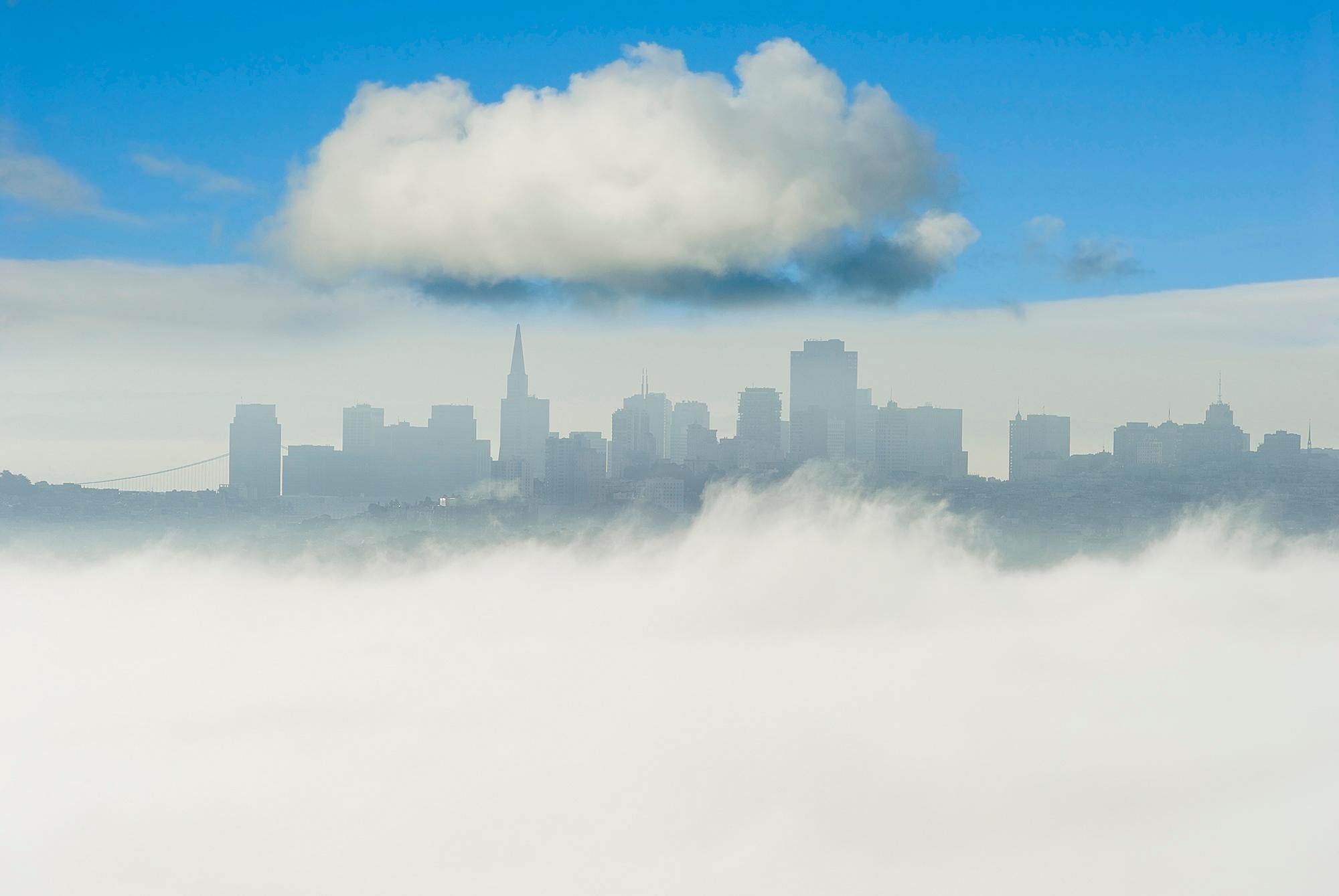 Color Photograph Mitchell Funk - Line d'horizon avec un grand nuage de San Fransico