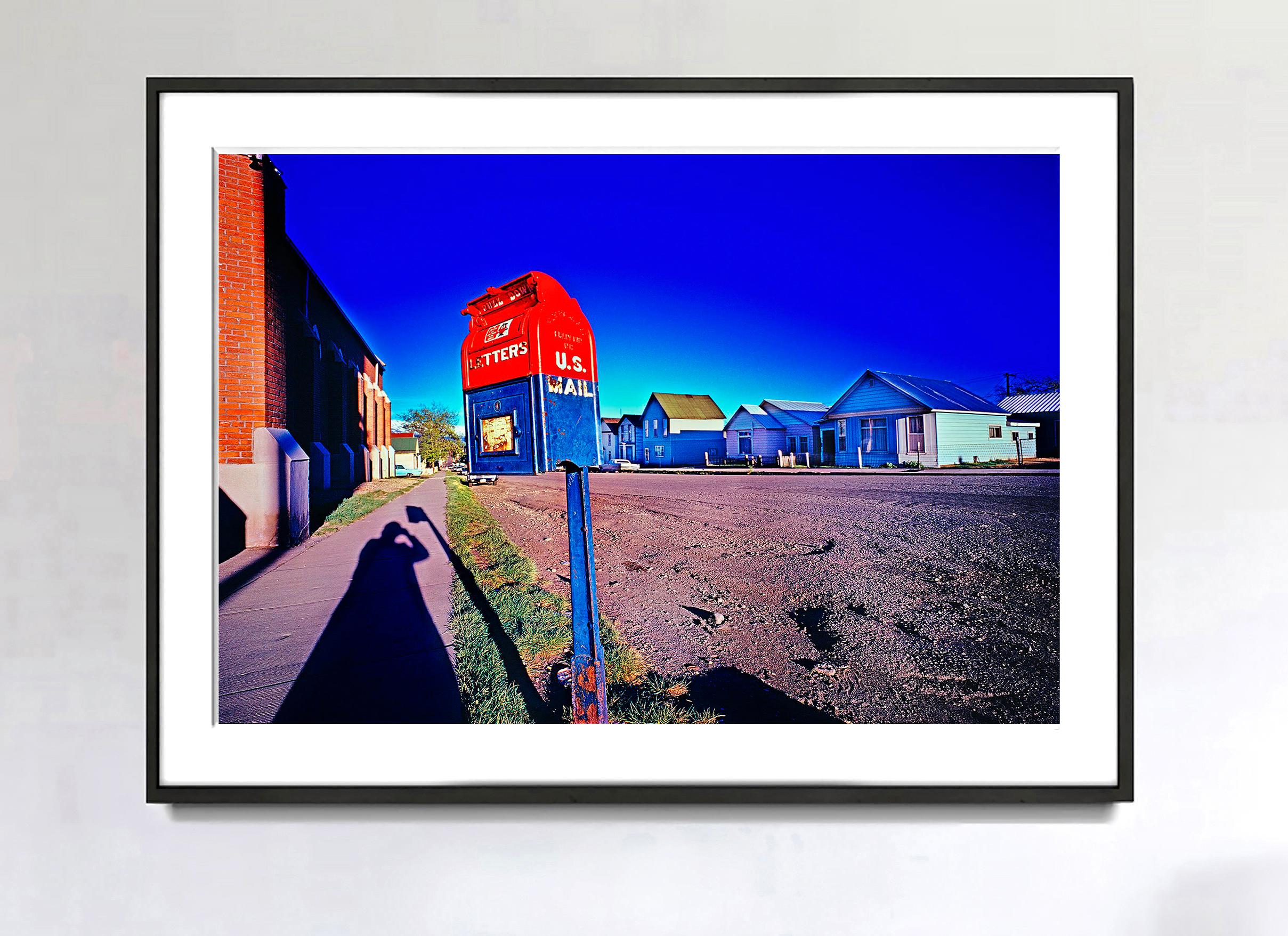 Petite ville à ciel bleu saturé, photographies anciennes  - Photograph de Mitchell Funk