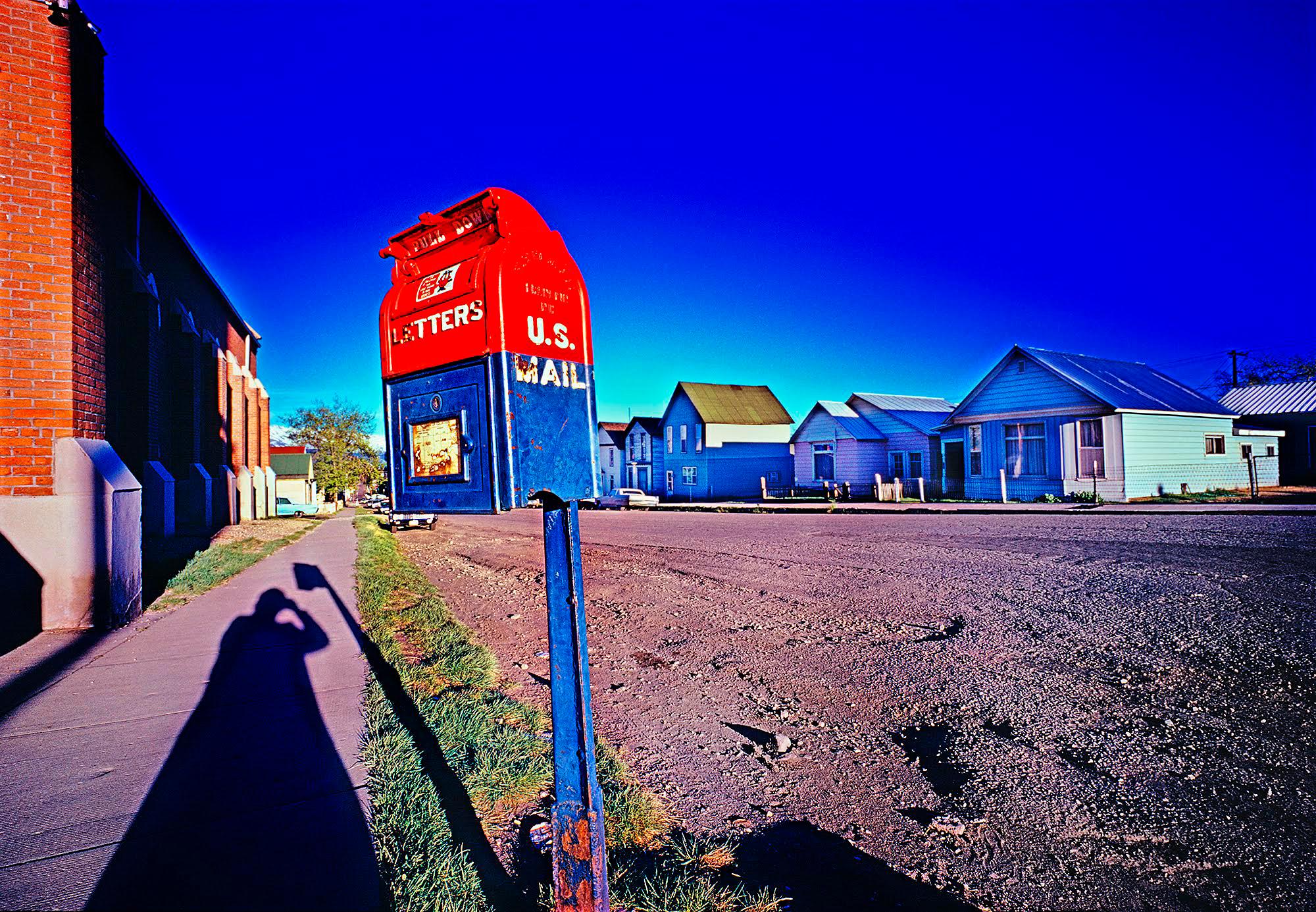 Color Photograph Mitchell Funk - Petite ville à ciel bleu saturé, photographies anciennes 