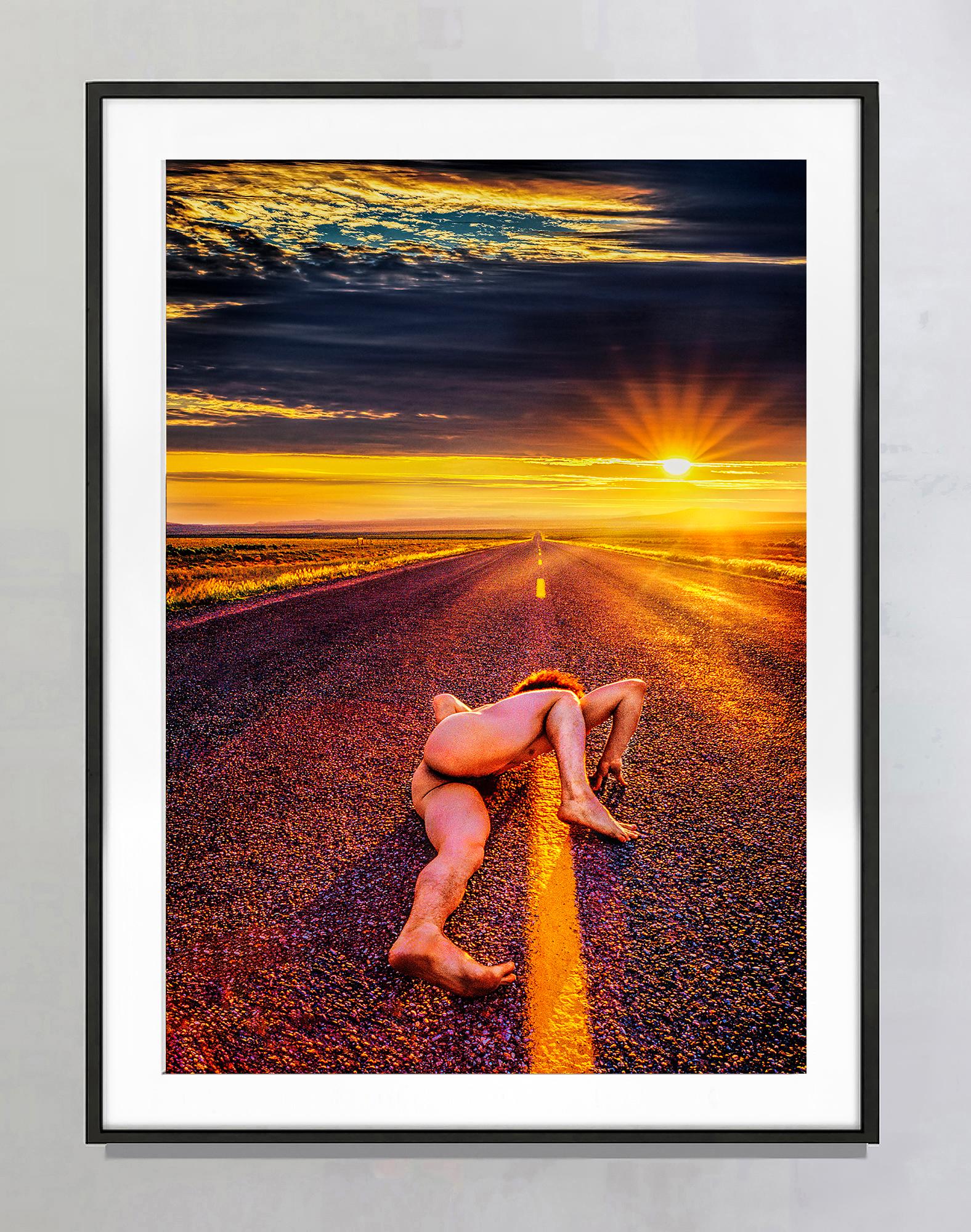 Sexy männlicher Akt in der Endless Road in Neu  Mexiko in einer Quest for Meaning (Surrealismus), Photograph, von Mitchell Funk