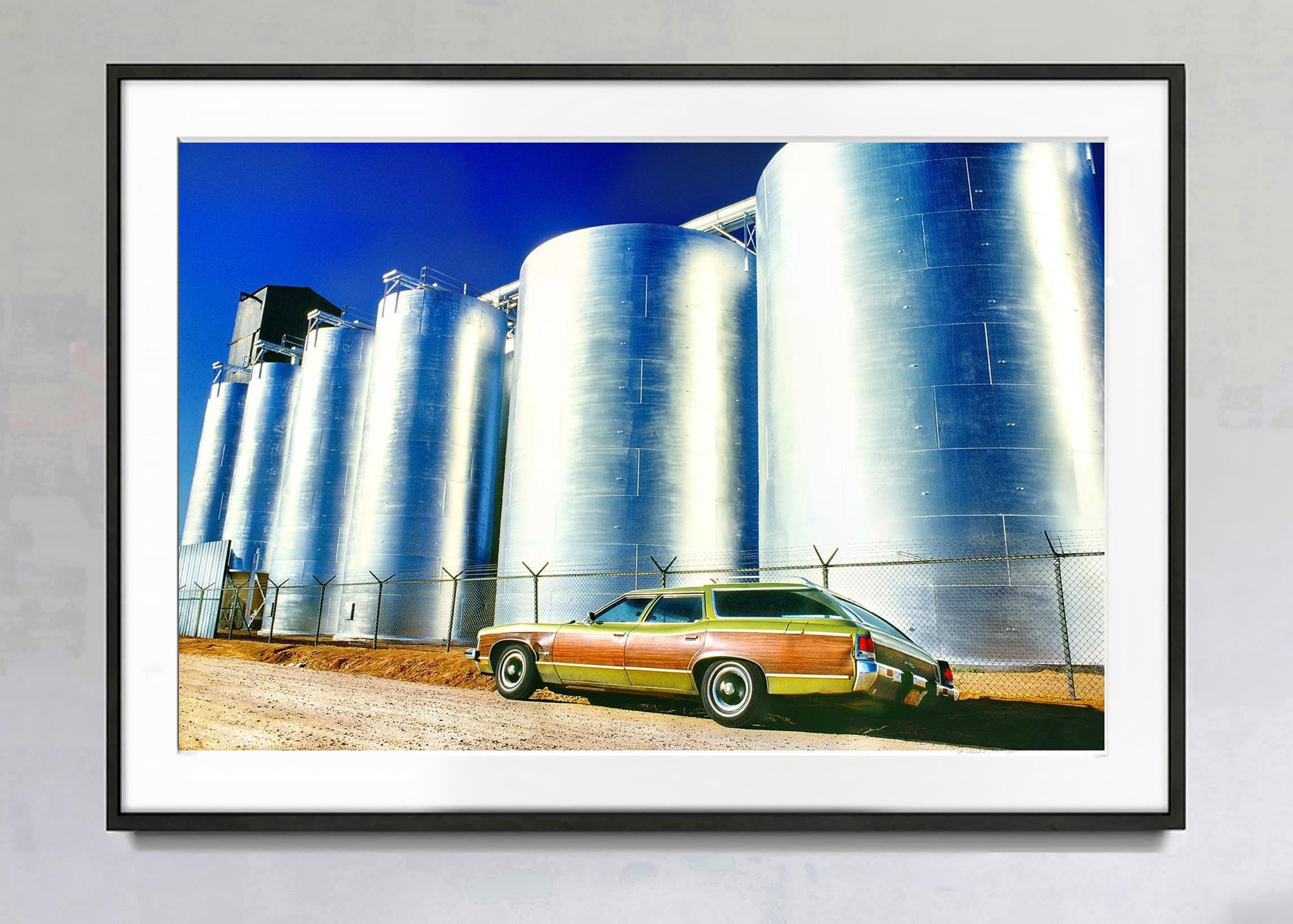 Silos und Station Wagon aus Silber, abstrakte Fotografie von Mitchell Funk  im Angebot 1