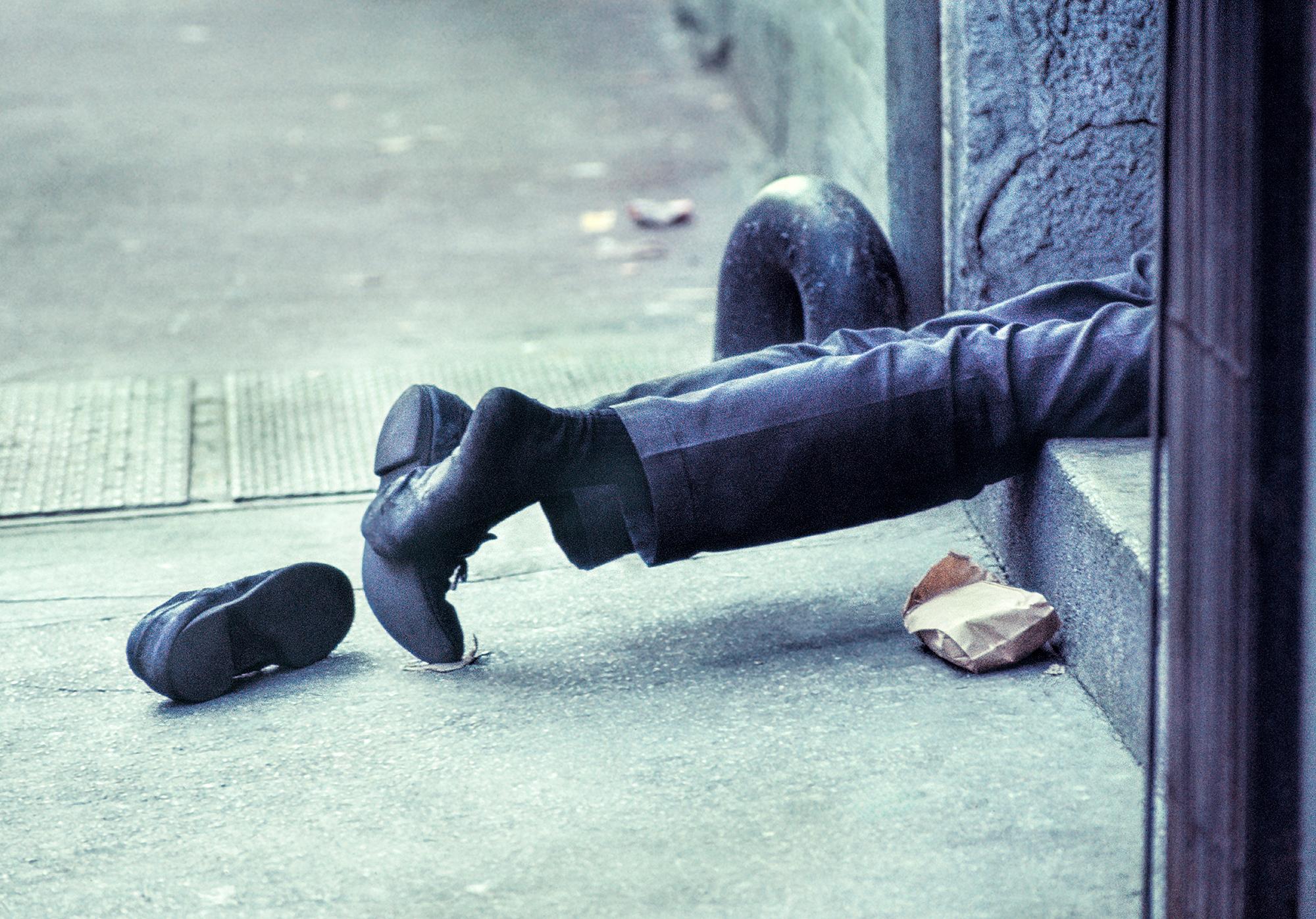 Mitchell Funk Portrait Photograph – Intoxicated Skid Row Bowery Obdachlos, Gritty Street Photography