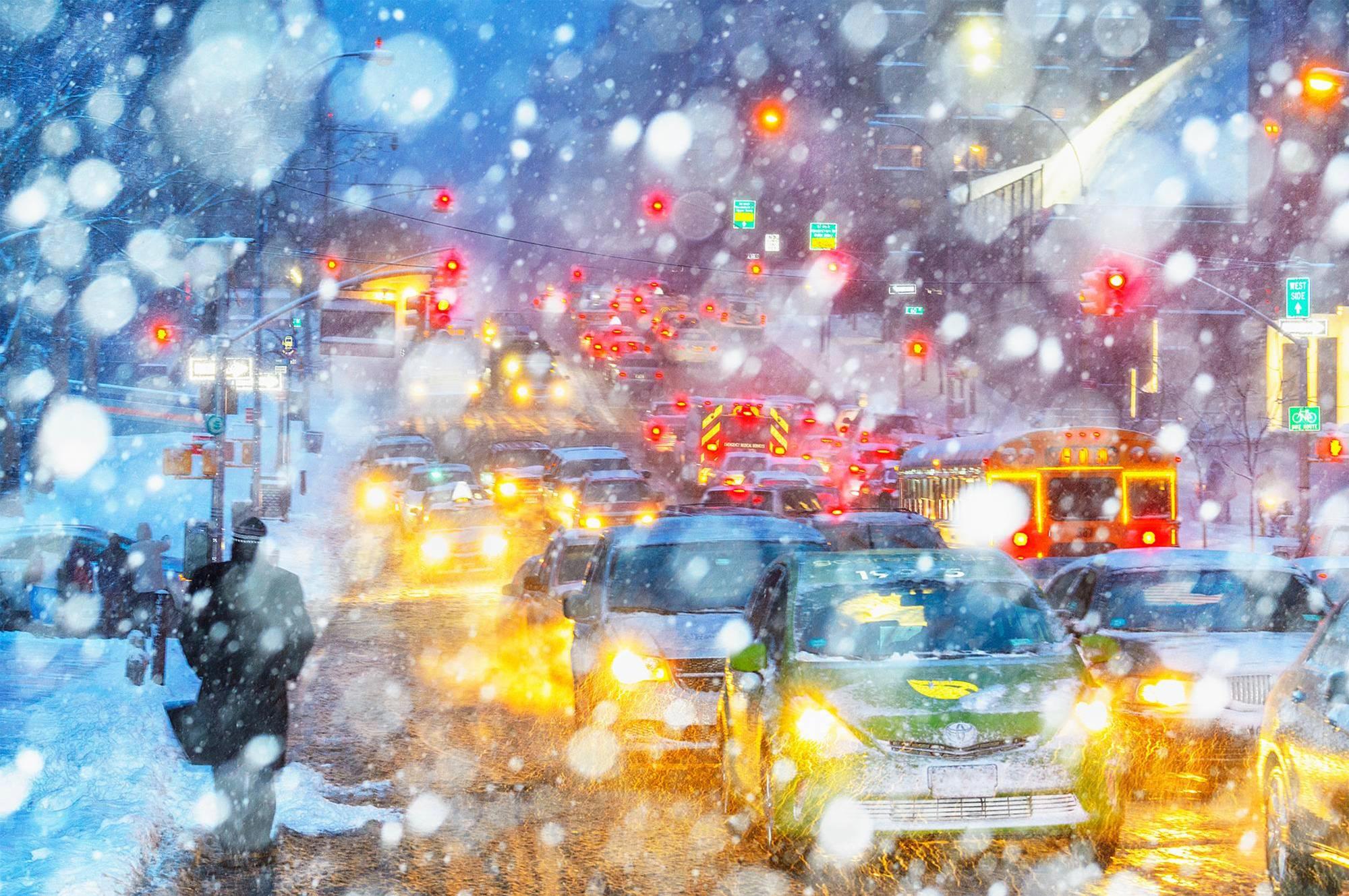 Traffico di neve a New York, fotografia astratta di Mitchell Funk in vendita 4