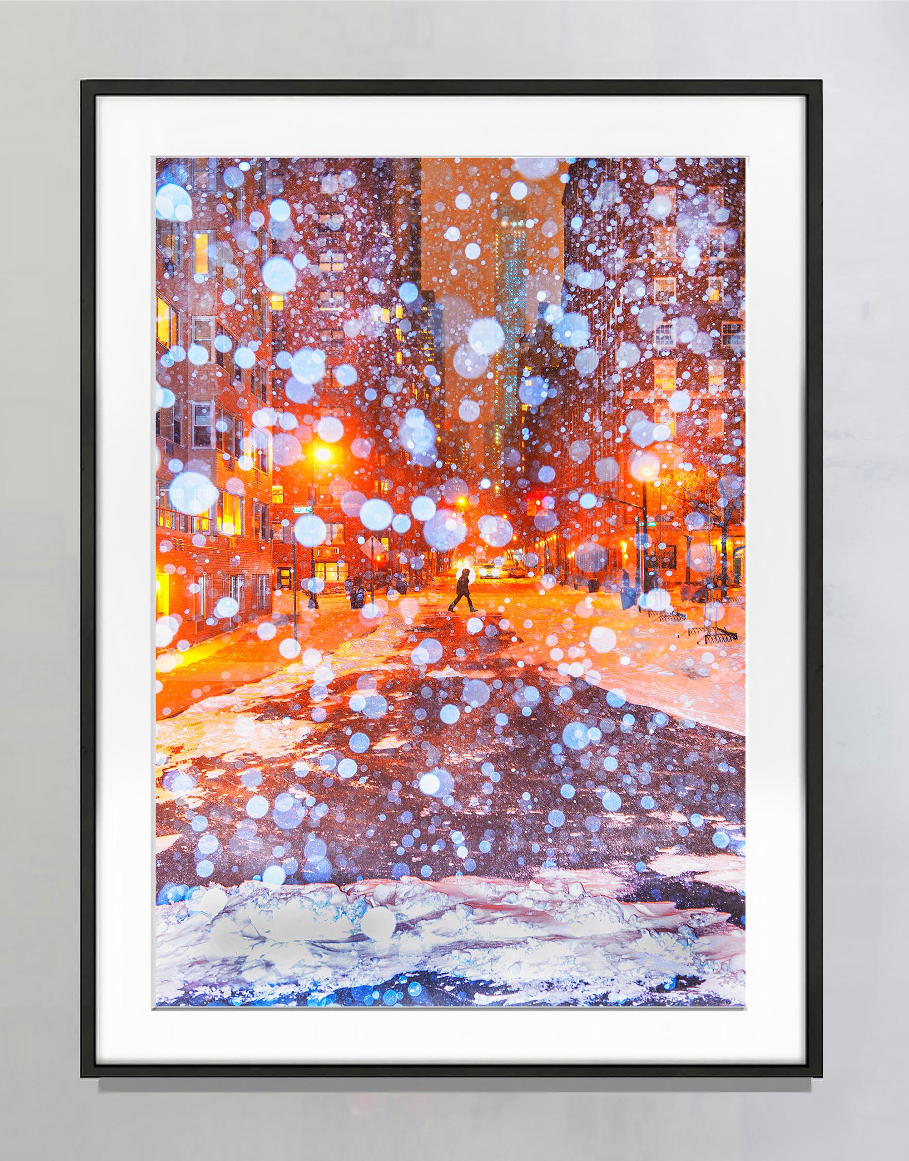 Nuit de neige, nuit pluvieuse à Manhattan avec ciel orange - Photograph de Mitchell Funk
